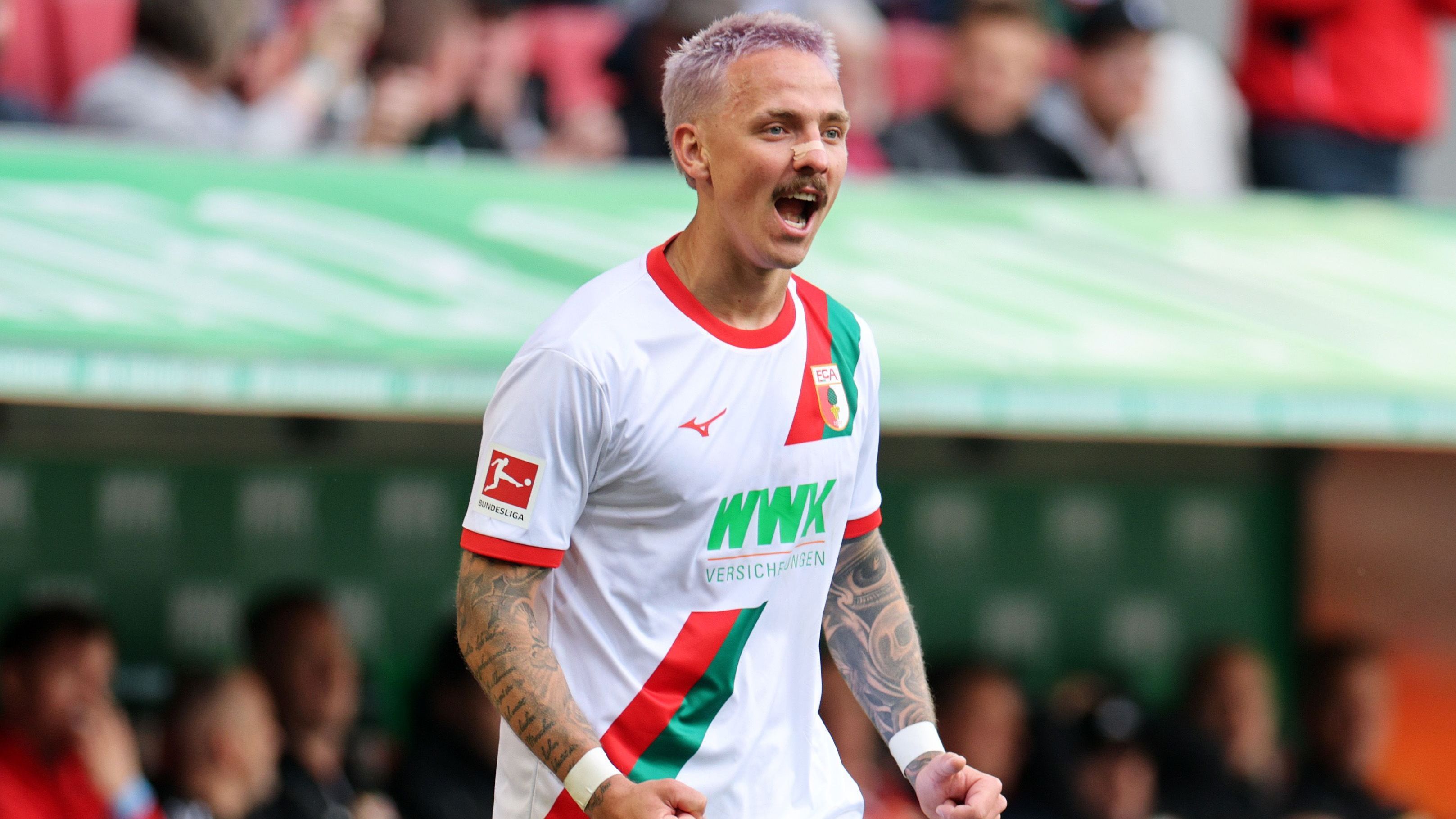 <strong>FC Augsburg - Heimtrikot</strong><br>Phillip Tietz und seine FCA-Mitspieler trugen am 34. Spieltag beim 1:2 gegen Union Berlin erstmals die Trikots für die Saison 2025/26. "Das in Weiß gehaltene Trikot besticht durch einen rot-grünen Traditionsstreifen, der dynamisch diagonal über das Trikot verläuft", werben die Fuggerstädter für das neue Heimtrikot.
