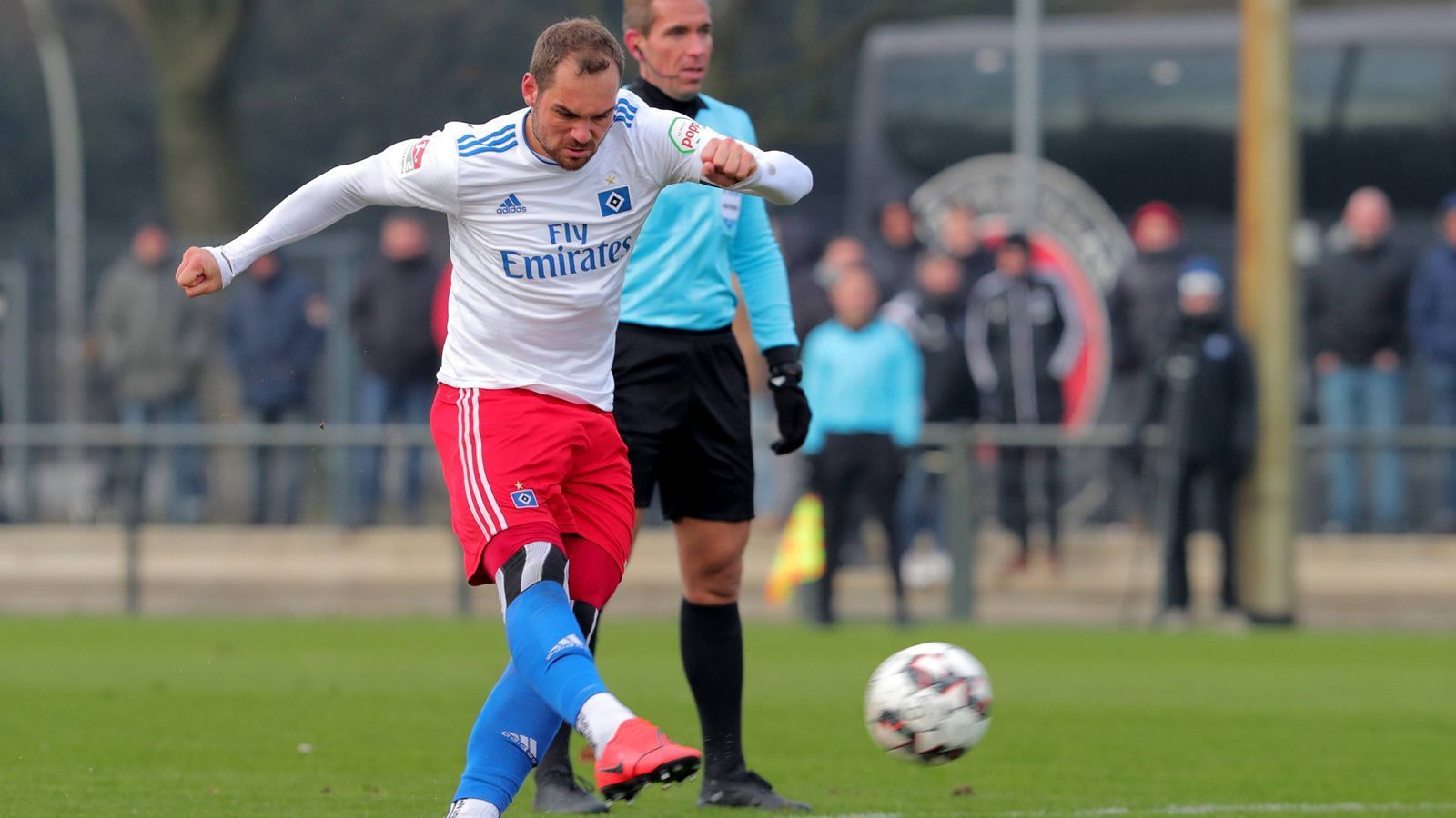 
                <strong>Hamburger SV (1. Platz, 37 Punkte)</strong><br>
                So lief die Wintervorbereitung: Der HSV hinterließ in den Testspielen einen durchwachsenen Eindruck. Gegen den Schweizer Erstligisten FC St. Gallen gab es ein enttäuschendes 0:3. Dieses Ergebnis wurde mit der Trainingsbelastung und taktischen Experimenten erklärt. Danach lief es besser: erst ein 1:0 gegen den Schweizer Erstligisten FC Lugano, dann ein 5:3 gegen den dänischen Erstligisten FC Midtjylland.
              