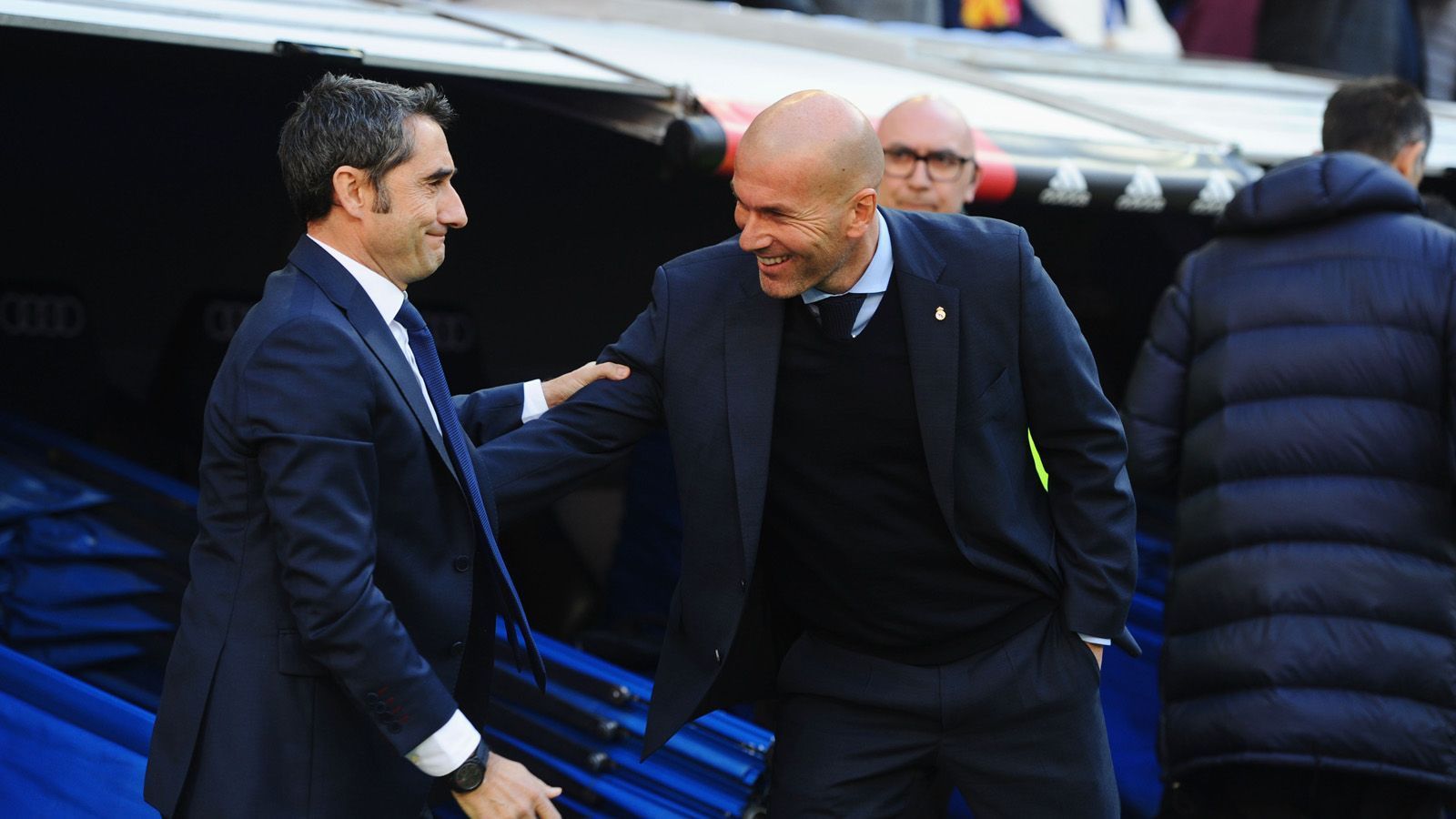 
                <strong>Ernesto Valverde vs. Zinedine Zidane</strong><br>
                Sitzen beim 179. El Clasico in der spanischen Primera Division auf der Trainerbank. Ernesto Valverde, Trainer des FC Barcelona (l.) und sein Pendant bei Real Madrid, Zinedine Zidane. Valverde ist seit Sommer 2017 bei den Katalanen, in dieser Zeit kam es sechs Mal zu einem El Clasico, von denen die Katalanen vier gewinnen konnten und zwei Mal kam es zu einem Remis. Aber auch Zidane verfügt sowohl als Spieler, als auch als Coach über sehr viel Clasico-Erfahrung und weiß, wie er sein Team richtig motivieren kann, daher teilen sich die Trainer hier die Punkte. Stand: 5,5 zu 6,5.
              
