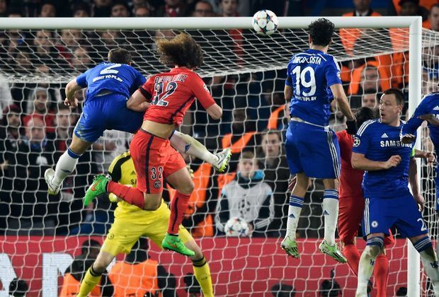 
                <strong>David Luiz</strong><br>
                Der FC Chelsea führt im Achtelfinal-Rückspiel der Champions League mit 1:0 gegen Paris, als ausgerechnet der Ex-Londoner David Luiz (M.) den Ausgleich für Paris köpft und eine Verlängerung erzwingt. Doch was tun nach dem Treffer: Jubeln oder Innehalten?
              