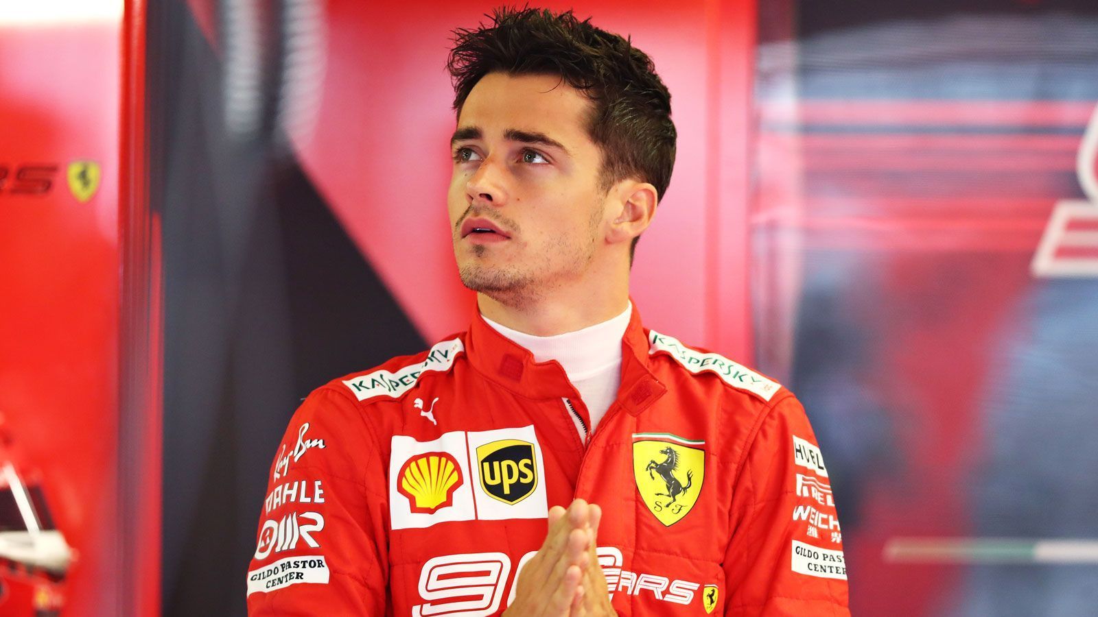 
                <strong>Charles Leclerc (Scuderia Ferrari)</strong><br>
                Mit seiner forschen Fahrweise und dank seines Grundspeeds ist Charles Leclerc die Entdeckung der Saison 2019. Bereits in seinem zweiten Formel-1-Jahr bewegt sich der Monegasse auf Augenhöhe mit Vettel. Und im Vergleich zu seinem Noch-Teamkollegen, bleibt er Ferrari noch einige Jahre erhalten.Vertrag bis: Ende 2024 
              