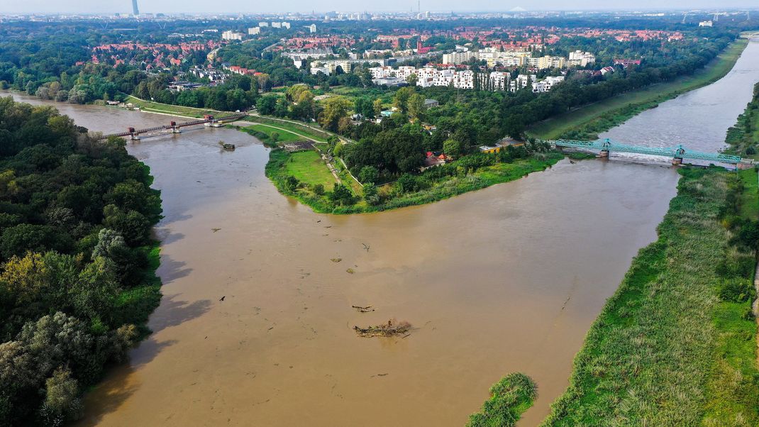 Hohe Wasserstände machen der polnischen Stadt Breslau weiter zu schaffen.