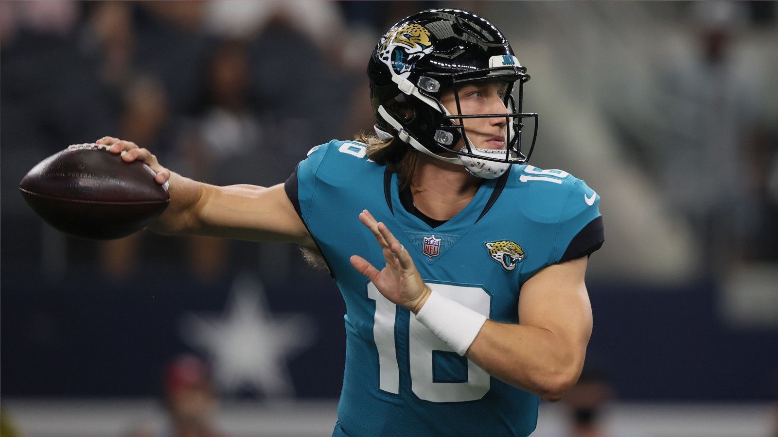 
                <strong>Platz 1: Trevor Lawrence (Jacksonville Jaguars)</strong><br>
                Der erste Pick des Drafts landet auch im Rookie-Quarterback-Ranking vor dem Saisonstart auf den Thron. In den ersten beiden Spielen der Preseason hat der 21-Jährige schon zur Schau gestellt, welches Talent in ihm steckt, doch in Spiel drei ging Lawrence' Stern dann so richtig auf. Gegen die Cowboys warf das Ausnahmetalent für 139 Yards, verfehlte das Ziel bei zwölf Würfen nur einmal und warf seine ersten beiden Touchdown-Pässe. Ein QB-Rating von 154,5 im letzten Spiel vor dem Saisonstart - kein schlechtes Timing.
              