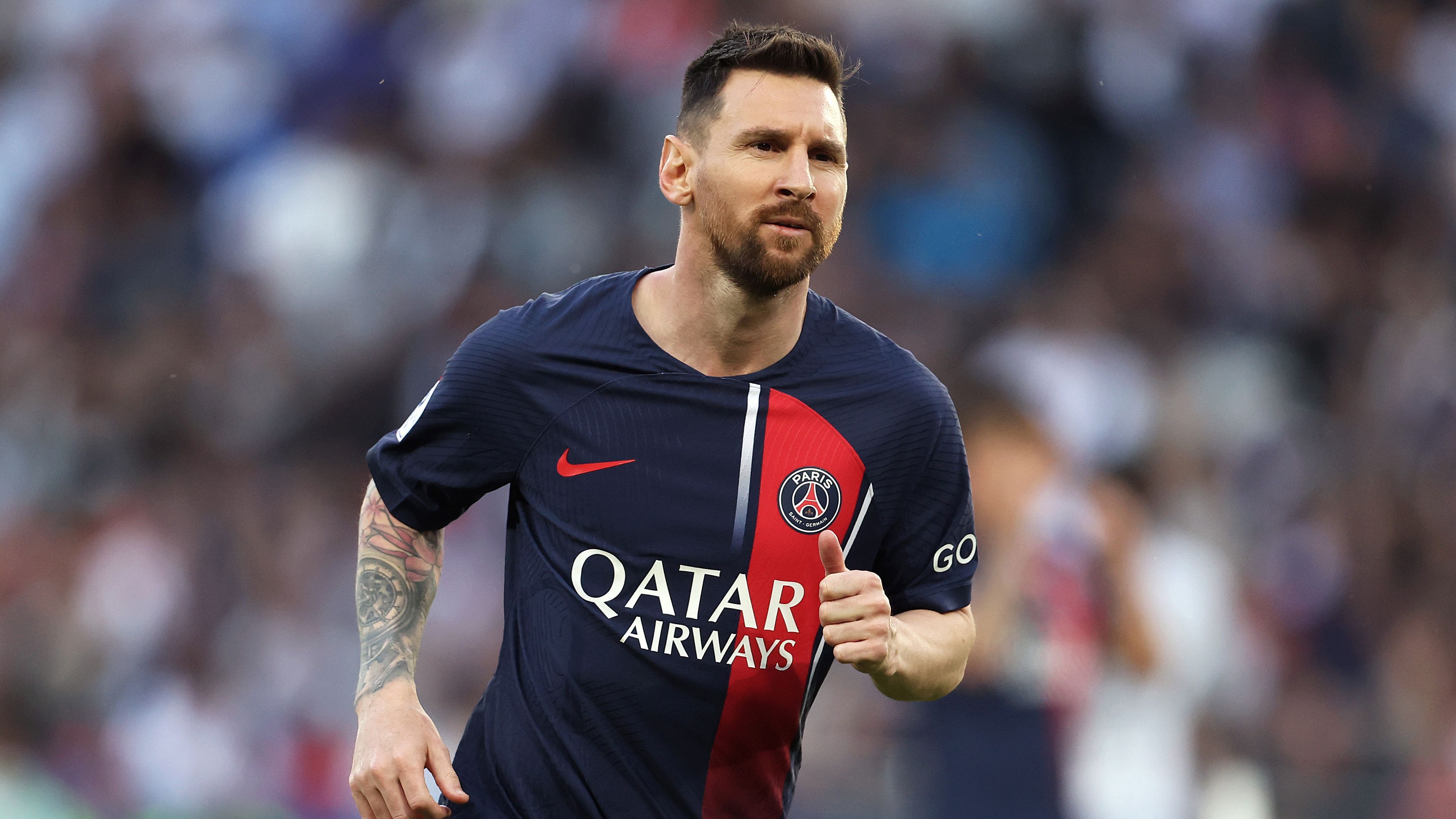 
                <strong>Messi folgt offenbar Beckhams Lockruf nach Amerika</strong><br>
                Im Ringen um die Zukunft des Superstars kommt es offenbar zu einer spektakulären Wende. "Marca" und "BBC" meldeten am Mittwoch übereinstimmend, dass der argentinische Weltmeister seine Karriere bei Inter Miami in den USA fortsetzen wird. Laut der spanischen Zeitung "Sport" soll der MLS-Club kürzlich ein Angebot vorgelegt haben und Messi ein Gehalt von 50 Millionen Euro pro Jahr für vier Spielzeiten bieten. Der Vertrag hätte somit ein Gesamtvolumen von 200 Millionen Euro.
              