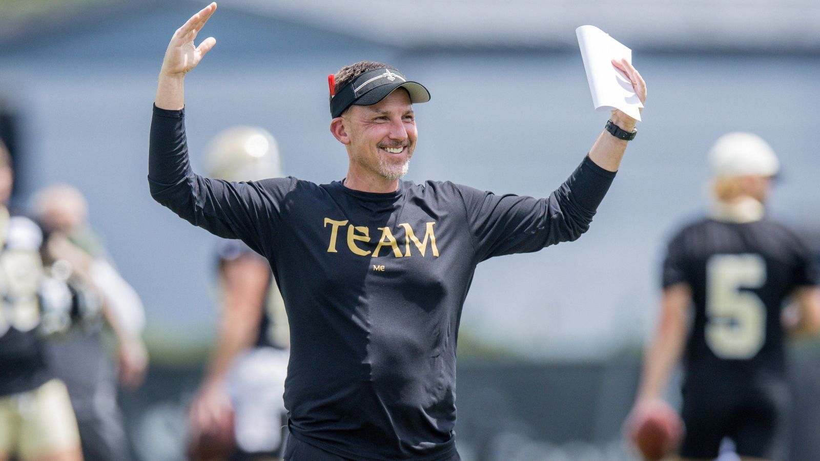 
                <strong>Platz 24: Dennis Allen (New Orleans Saints)</strong><br>
                Das erste Jahr ohne Sean Payton als Head Coach fiel für die New Orleans Saints dank dessen Nachfolger Dennis Allen wesentlich weniger schlimm aus als zunächst befürchtet. Mit sieben Siegen und dem dritten Platz in der NFC South verpasste man zwar die Playoffs, aber die Offensive stand nur zwei Punkte schlechter da als im Vorjahr, während sich die Defensive in den zugelassenen Punkten sogar steigerte. Mit dem neuen Quarterback Derek Carr wird Allen einen deutlich fähigeren Spielmacher zur Verfügung haben, weswegen von den Saints deutlich mehr zu erwarten ist.
              