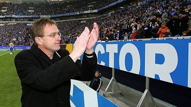
                <strong>Ralf Rangnick</strong><br>
                Zwischen Schalke-Manager Rudi Assauer und Ralf Rangnick passte es von Anfang nicht. Rangnick erklärte 2005 deshalb seinen Rücktritt zum Saisonende und lief vor dem nächsten Spiel gegen Mainz eine Ehrenrunde. Assauer fühlte sich provoziert und entließ Rangnick zwei Tage später.
              