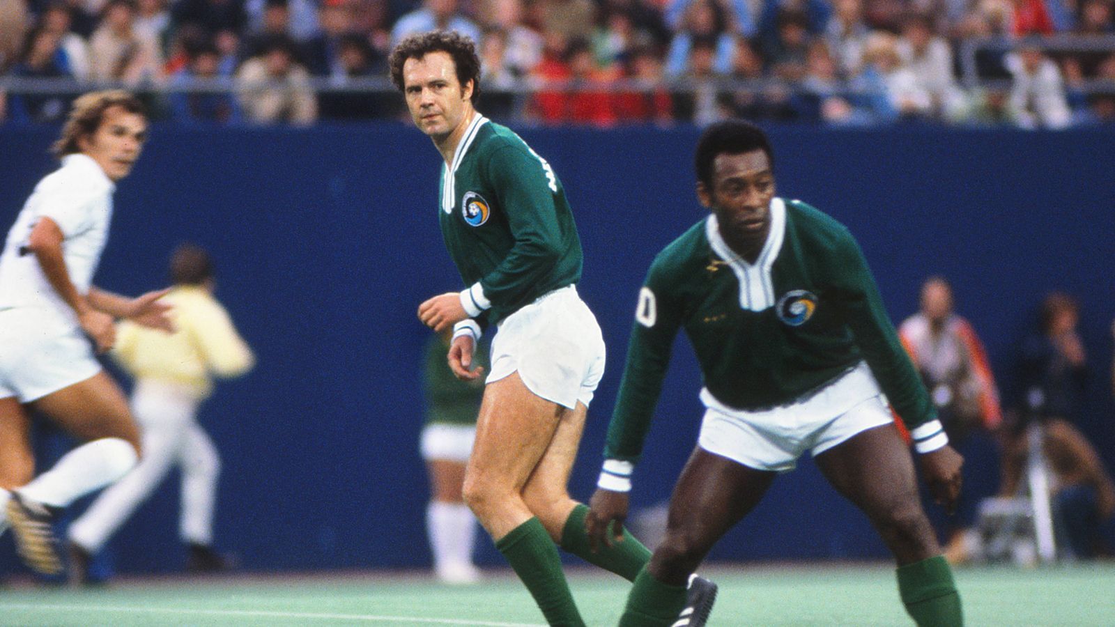 
                <strong>Pele: Die Karriere des "Königs des Fußballs"</strong><br>
                In den wilden 70ern bekam Pele dann schließlich doch die Erlaubnis, das Land zu verlassen. Er schloss sich in den USA der glamourösen Truppe von New York Cosmos an. Hier verdiente Pele im Herbst seiner Karriere richtig gutes Geld und spielte unter anderem mit Franz Beckenbauer zusammen.
              