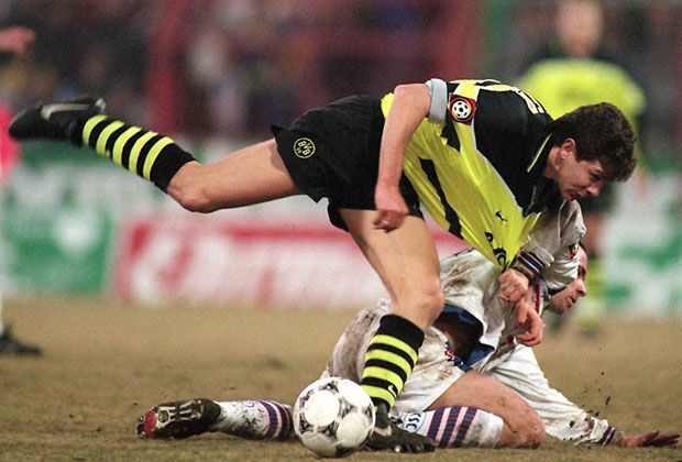 
                <strong>Die Schutzschwalbe</strong><br>
                Zu seiner legendären Schwalbe, die 1995 zu einem Elfmeter und dem 2:1-Sieg gegen Karlsruhe führte, sagte Dortmund-Spieler Andy Möller damals: "Das war eine Schutzschwalbe! Ich dachte damals, dass Dirk Schuster mich voll umhauen würde.
              