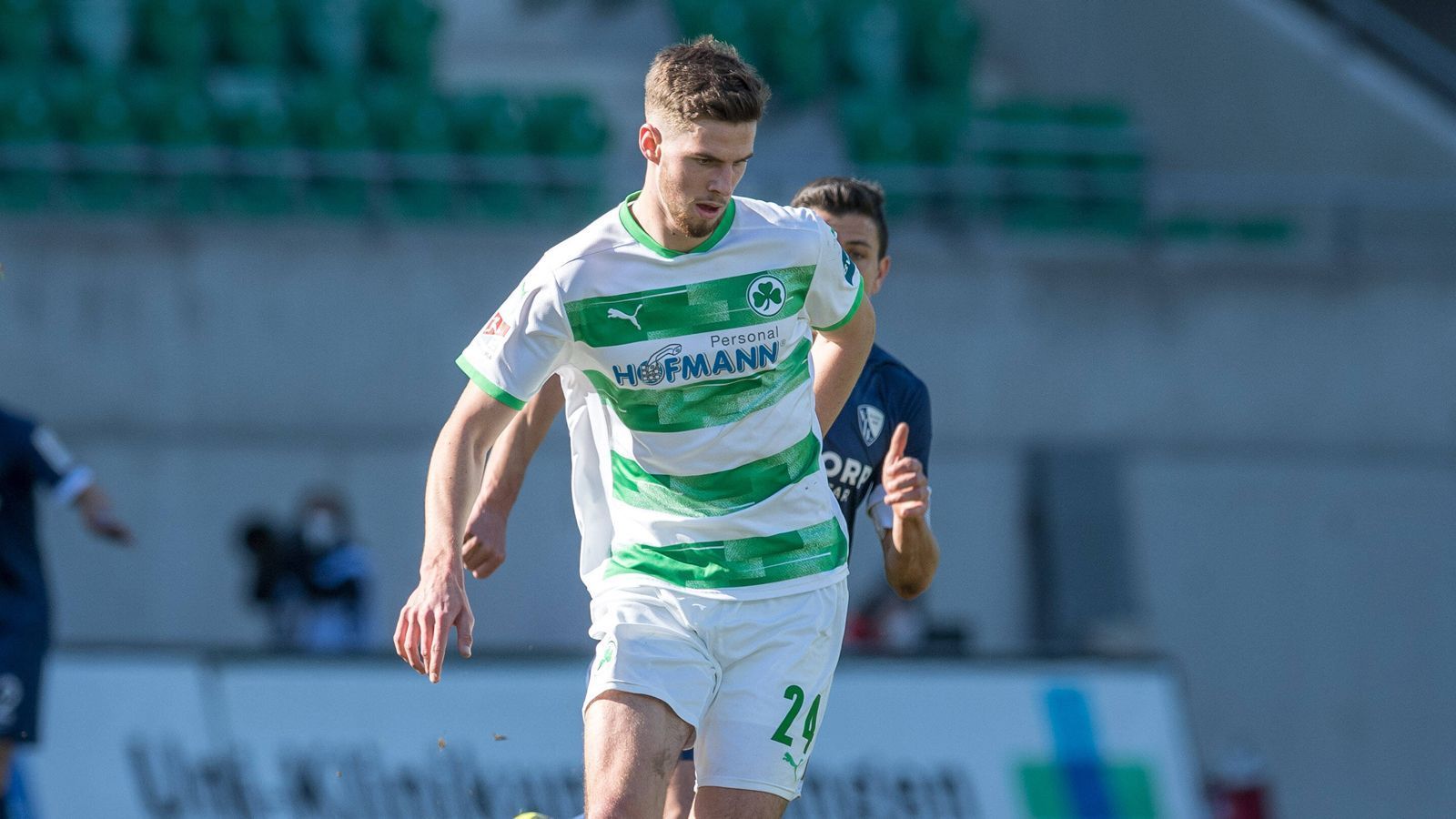 
                <strong>Anton Stach (Mittelfeld/Greuther Fürth)</strong><br>
                Ähnlich wie Malick Thiaw steht auch Anton Stach vor der großen Ehre, sein Länderspieldebüt bei der Europameisterschaft geben zu dürfen. Der 22-Jährige absolvierte für Greuther Fürth 21 von möglichen 24 Spielen in der 2. Liga und kam dabei sowohl im zentralen Mittelfeld als auch in der Verteidigung zum Einsatz. "Er hat in den vergangenen Monaten starke Leistungen in der 2. Bundesliga gezeigt und ist zudem flexibel einsetzbar", begründete Stefan Kuntz seine Entscheidung. 
              