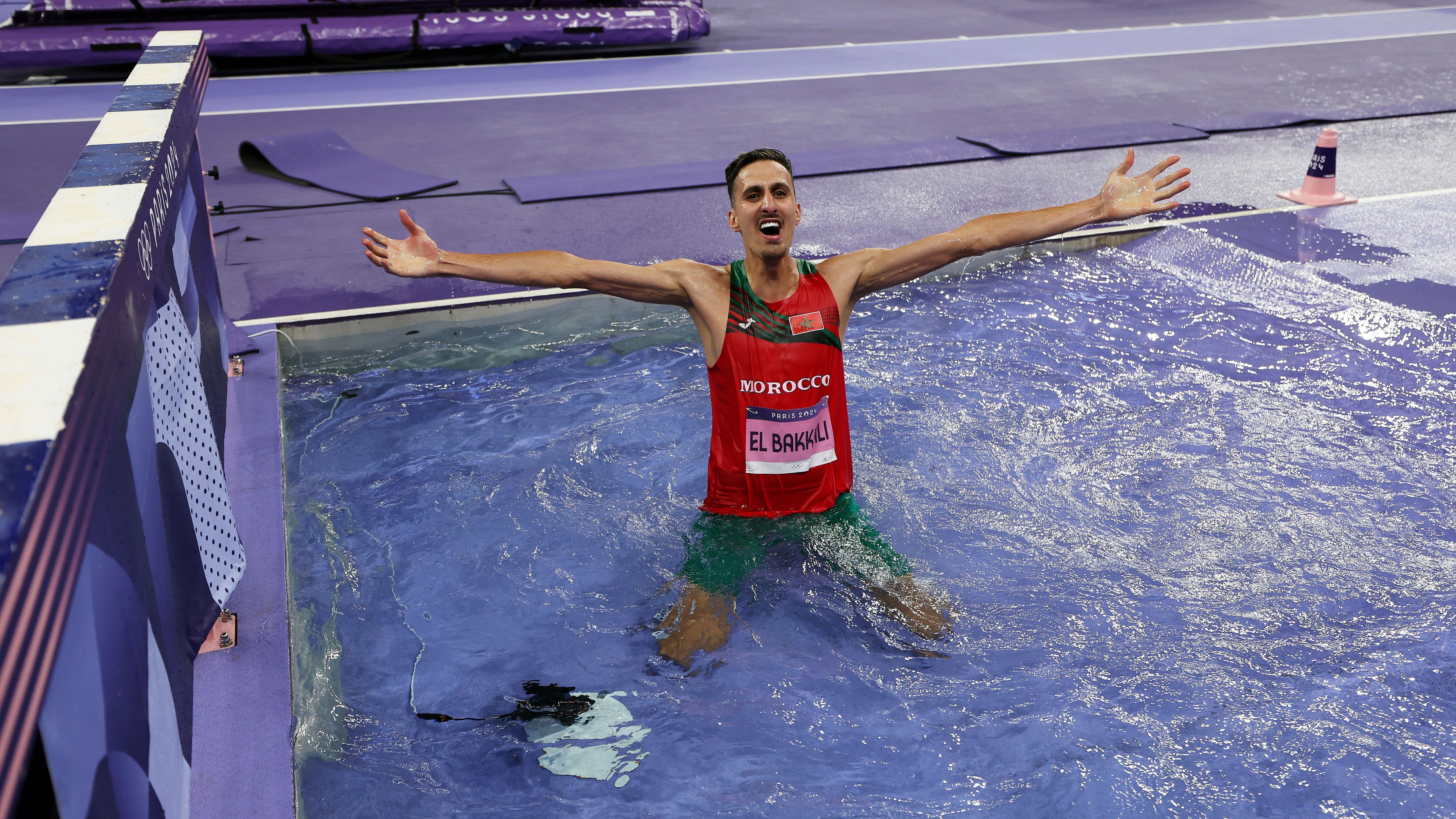 <strong>Olympia 2024: Die besten Bilder des zwölften Tages</strong><br>Abkühlung und Jubel von Soufiane El Bakkali im Graben des Hindernisparcours.