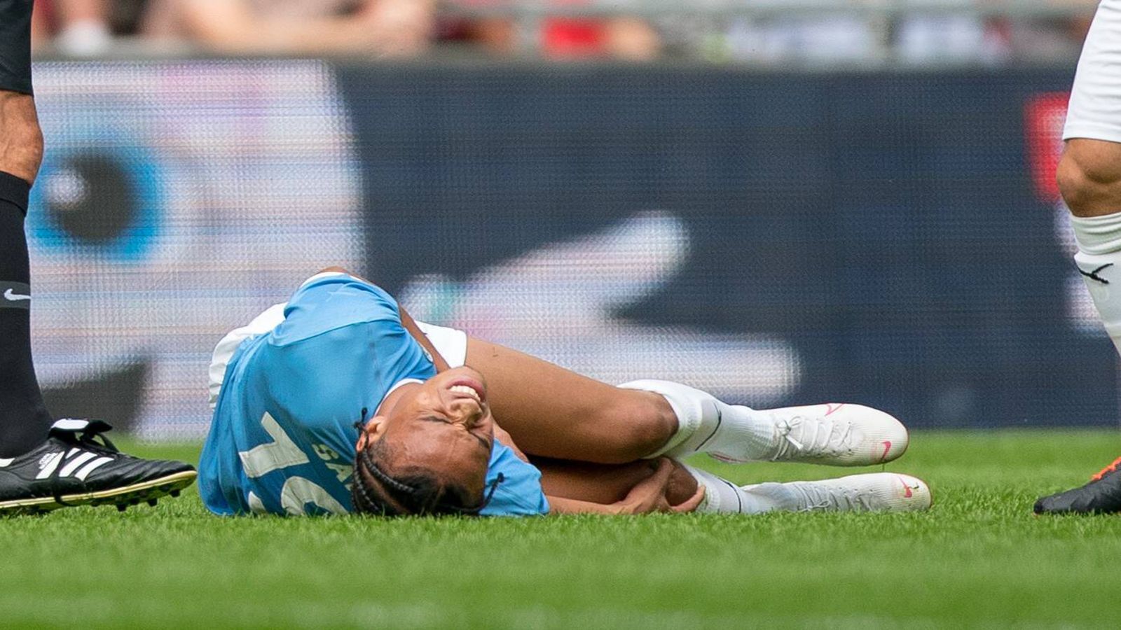 
                <strong>Transferstrategie des FC Bayern: Leroy Sane</strong><br>
                Bei Sane sind die Lager gespalten. Seine Kreuzbandverletzung im vergangenen Sommer erschwerte die Lage gewaltig. Nun ist er Nationalspieler von Manchester City genesen, die Spielpraxis fehlt allerdings. Flick soll sich - entgegen vorheriger Berichte – nicht prinzipiell gegen eine Verpflichtung ausgesprochen haben. Ein Transfer müsse finanziell aber stemmbar sein. 100 Millionen Euro seien unrealistisch.
              