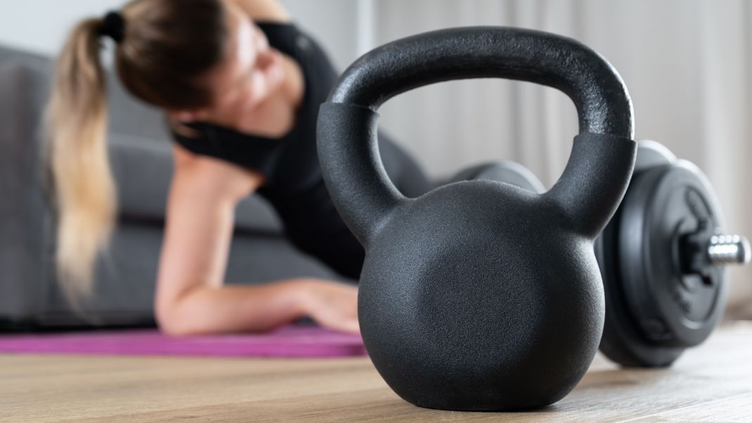 Kettlebells sind vielseitige Trainingsgeräte, die dein Workout ideal ergänzen können. Wir geben Tipps für Anfänger:innen.