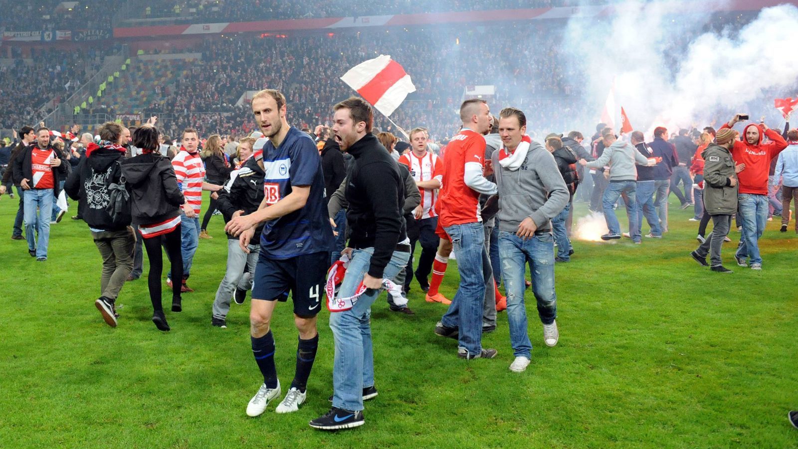 <strong>2012: Fortuna Düsseldorf vs. Hertha BSC</strong><br>
                Die Fortuna machte es 2012 besser. Ein Sieg (2:1) und ein Remis (2:2) reichten, um den Aufstieg zu feiern. Ein Platzsturm in den letzten Minuten des Rückspiels in Düsseldorf sorgte für einen riesigen Skandal. Hertha-Verantwortliche sprachen von "Todesangst" bei ihren Spielern und brachten den Skandal sogar vor das DFB-Sportgericht.