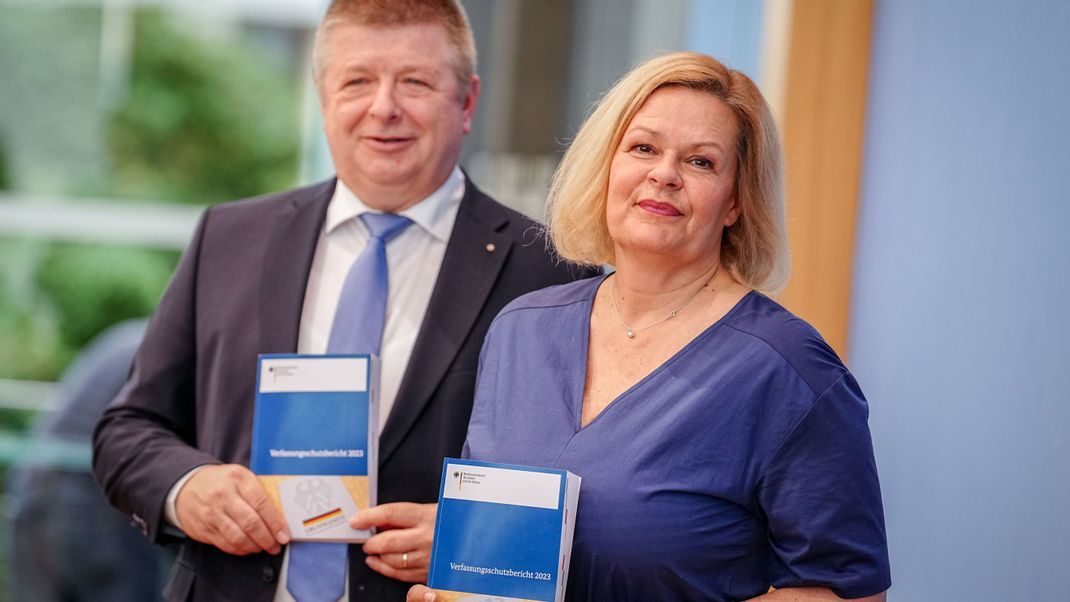 Bundesinnenministerin Nancy Faeser und Thomas Haldenwang, Präsident des Bundesamtes für Verfassungsschutz, stellen den Verfassungsschutzbericht 2023 vor.