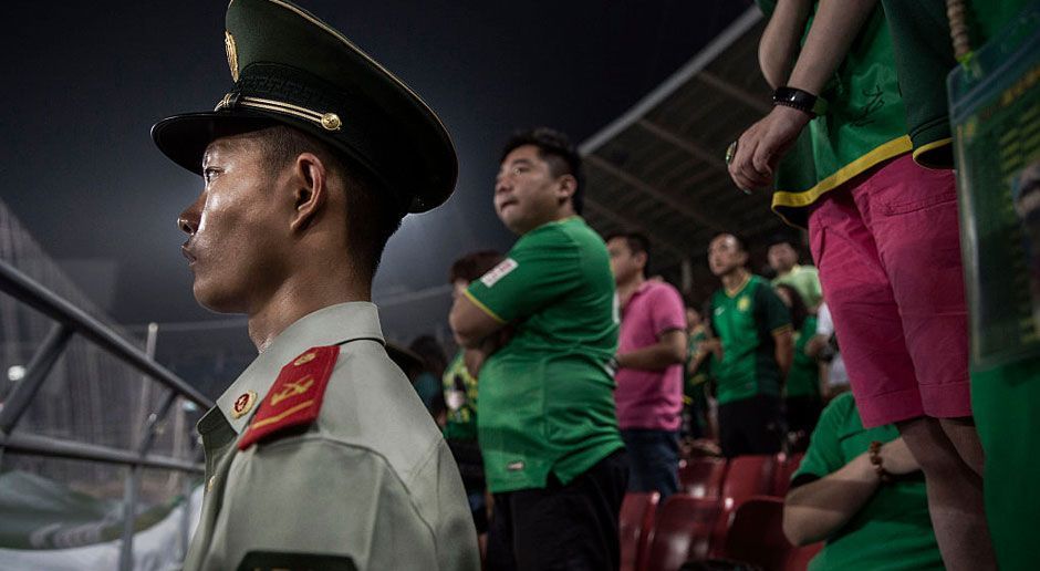 
                <strong>Bundesliga-Stars in China</strong><br>
                Die Chinese Super League lockt Fußball-Stars mit verrückten Gehältern. Auch einige ehemalige Bundesligaspieler und -trainer sind dem Ruf des Geldes gefolgt – mit unterschiedlichem Ausgang. Einige hätten China am liebsten schon wieder verlassen, andere starteten sportlich richtig durch.
              