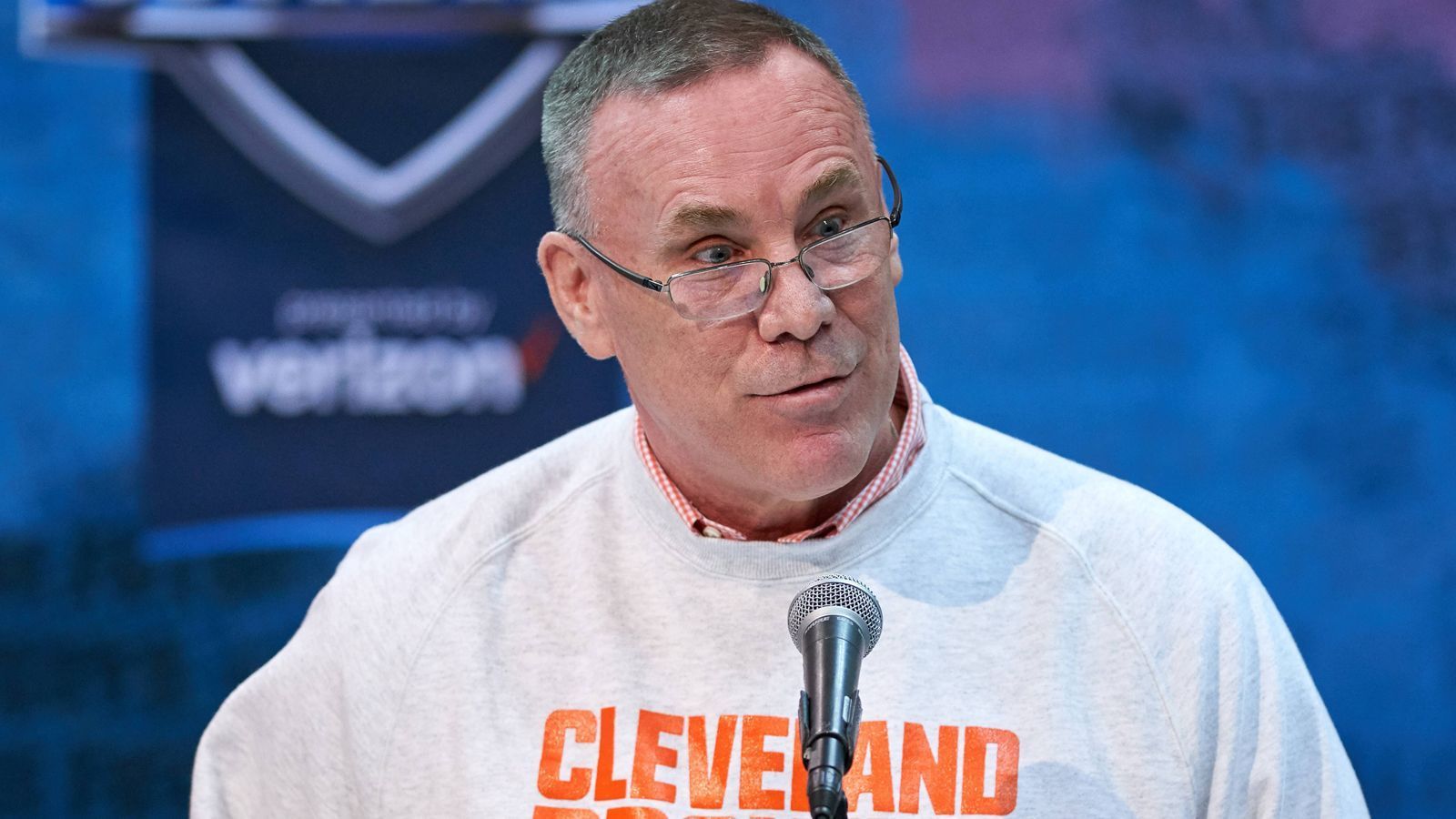 
                <strong>Dezember 2017: John Dorsey</strong><br>
                Der 58-Jährige ist der Macher der neuen Browns. Der General Manager fing im Dezember 2017 an, um die Franchise durch den Umbruch zu führen. Keine leichte Aufgabe, doch Dorsey, der von den Kansas City Chiefs kam, trifft viele richtige Entscheidungen. "Ein Genie", wie ihn Browns-Safety Damarious Randall nannte. NBC-Reporter Peter King bringt es auf den Punkt. Die Browns zum Start der Dorsey-Ära und heute: "Ein Unterschied wie Tag und Nacht." Oder von der Lachnummer zum Favoriten in der AFC North, zum heißesten Team der ganzen Liga.
              