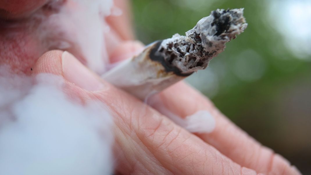 In Deutschland können Menschen jetzt legal "kiffen".