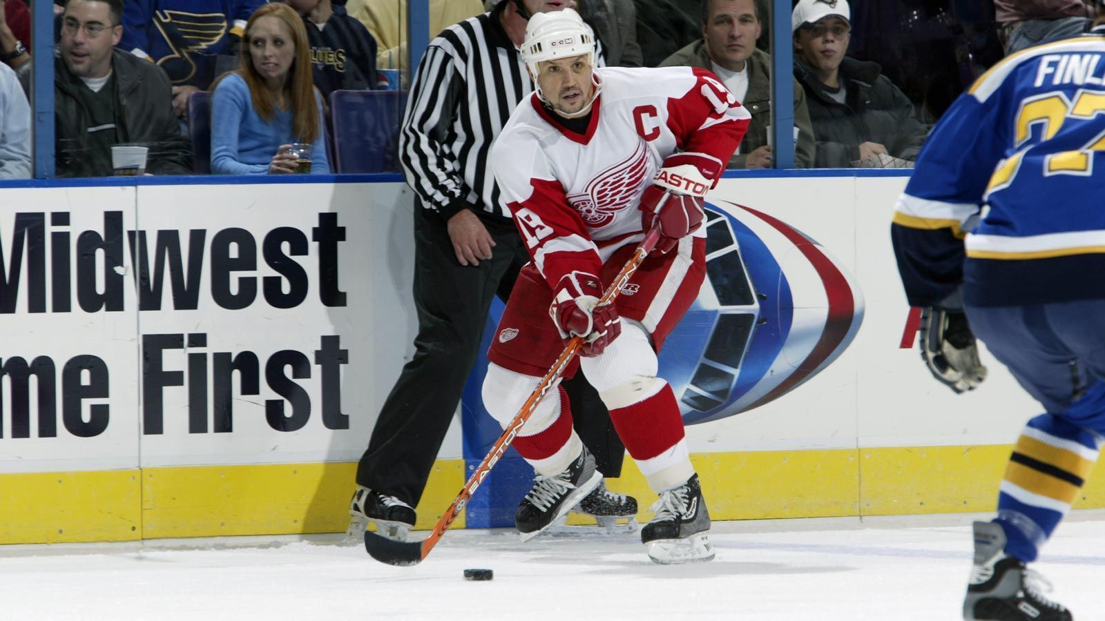 <strong>Platz 10: Steve Yzerman (1983 bis 2006 - 692 Tore)</strong><br>
                Steve Yzerman spielte in seiner kompletten Karriere nur für die Detroit Red Wings. Er gewann drei Mal den Stanley Cup sowie mehrere individuelle Auszeichnungen und war 20 Jahre lang Mannschaftskapitän in Detroit, was die längste Zeit eines Spielers als Kapitän eines NHL-Teams ist. Deswegen erhielt er auch den Spitznamen "The Captain".