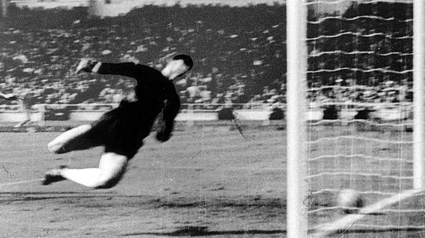 
                <strong>Das Wembley-Tor 1966</strong><br>
                Die wohl meistdiskutierte Szene stammt aus dem WM-Finale 1966, als Englands Geoff Hurst die Kugel beim Stand von 2:2 an die Unterkante der Latte des deutschen Tores donnert. Auf Anweisung des Linienrichters gibt Schiri Gottfried Dienst den Treffer. Das so genannte Wembley-Tor ist geboren. England siegt mit 4:2.
              