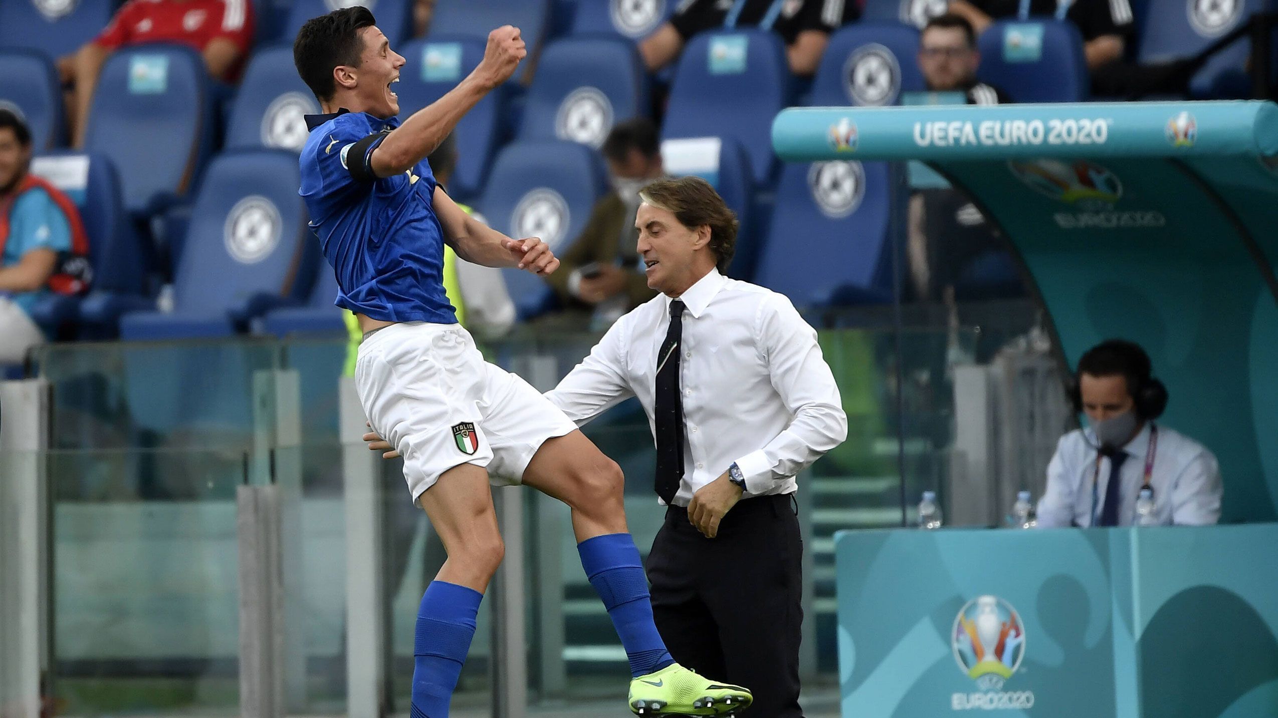 
                <strong>Die Rekordzahlen der Squadra Azzura</strong><br>
                Italien hört einfach nicht auf zu siegen. Es scheint, als funktioniere gerade einfach alles bei der Squadra Azzurra. Die Mancini-Elf marschiert bei der Europameisterschaft beinahe mühelos durch die Gruppenphase ins Achtelfinale. Auf dem Weg dahin knacken die Azzurri gleich mehrere Rekorde - und der nächste Meilenstein steht schon vor der Tür. ran zeigt die irren Rekordzahlen der Italiener.
              