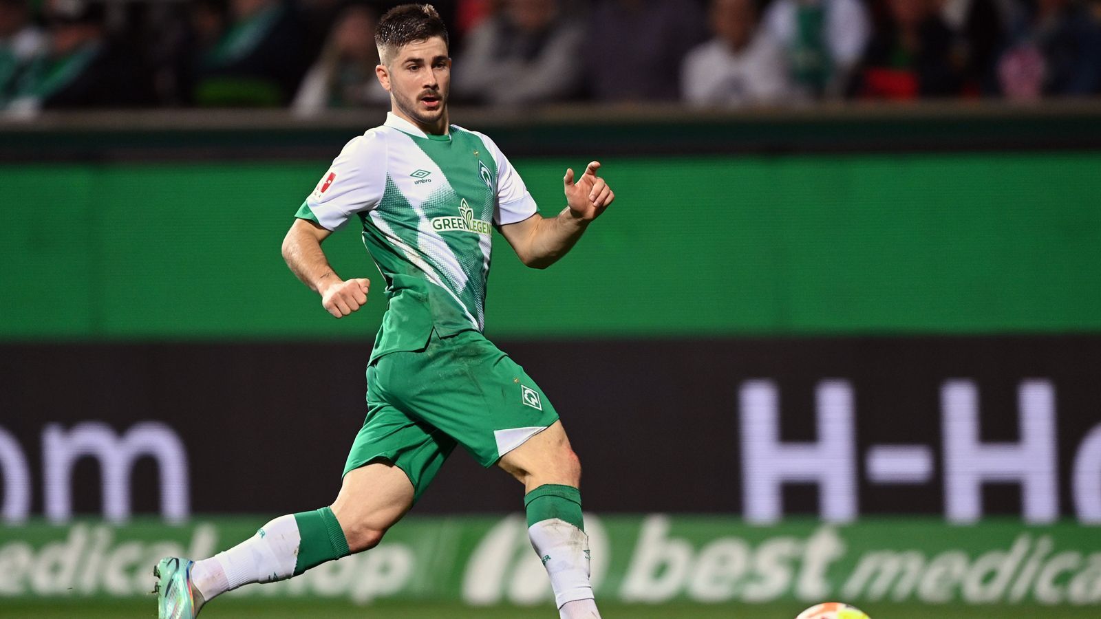 
                <strong>Romano Schmid (SV Werder Bremen)</strong><br>
                Im Kampf um einen möglichst guten Start ins Bundesliga-Jahr 2023 muss Aufsteiger Werder Bremen auf den Österreicher Romano Schmid verzichten. Der 22-Jährige zog sich einen Innenbandanriss zu und wird den Hanseaten damit vorerst mehrere Wochen nicht zur Verfügung stehen. In der laufenden Saison kam Schmid bislang zu 14 Bundesliga-Einsätzen für Werder und steuerte zwei Vorlagen bei. Auf sein erstes Saisontor wartet der Nationalspieler hingegen noch. 
              