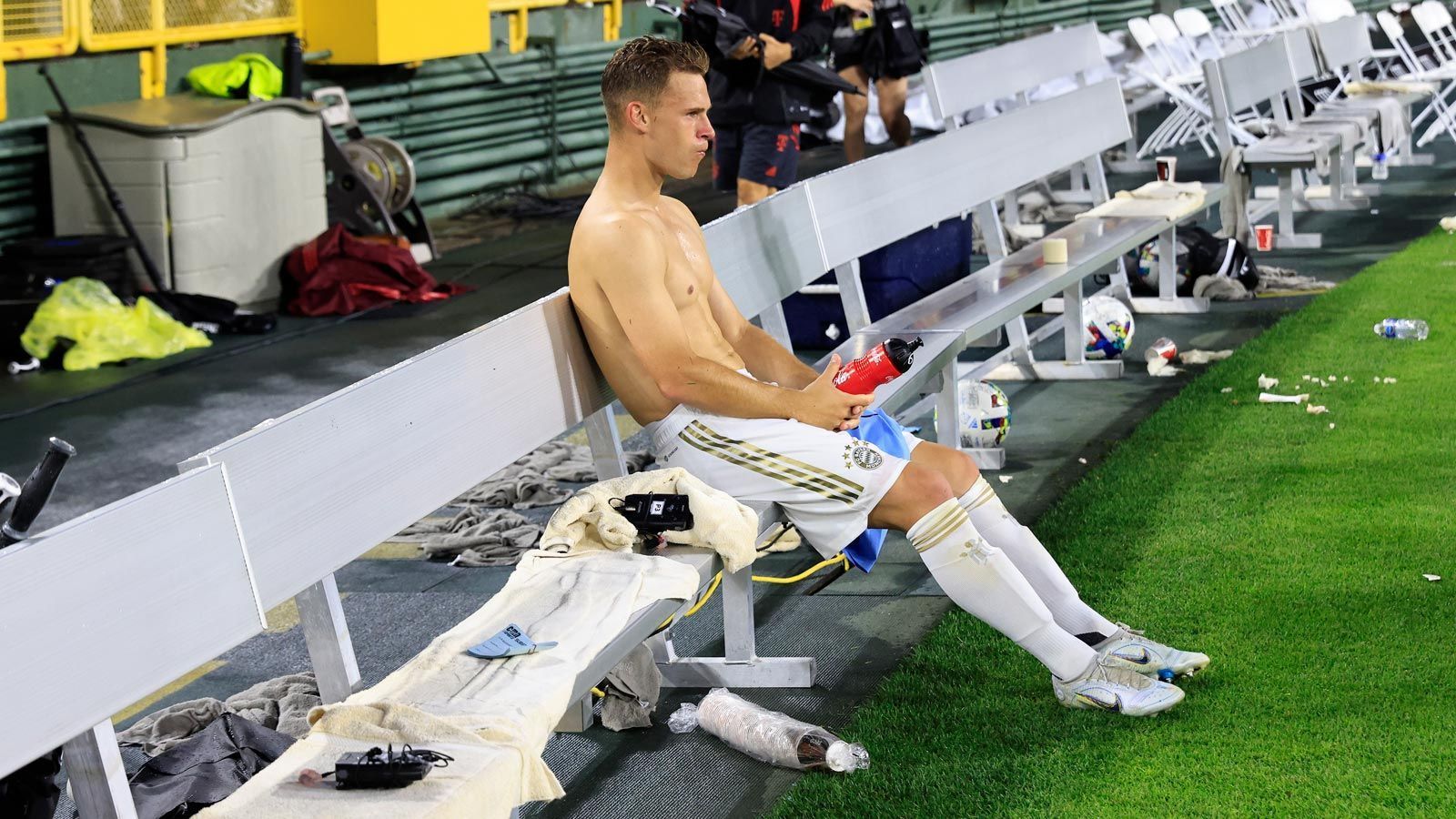 
                <strong>Joshua Kimmich auf Aaron Rodgers' Spuren</strong><br>
                Wo sonst NFL-Stars wie Aaron Rodgers sitzen, haderte diesmal Bayern-Spieler Joshua Kimmich nach dem missglückten Abschluss der USA-Tour. Grund zu einem Lambeau Leap - also den in der NFL berüchtigten Jubel der Green Bay Packers mit einem Sprung auf die Begrenzung der Zuschauerränge - gab es für den FCB diesmal nicht. Gegen seinen Ex-Klub RB Leipzig soll es am kommenden Samstag im Supercup besser laufen.
              