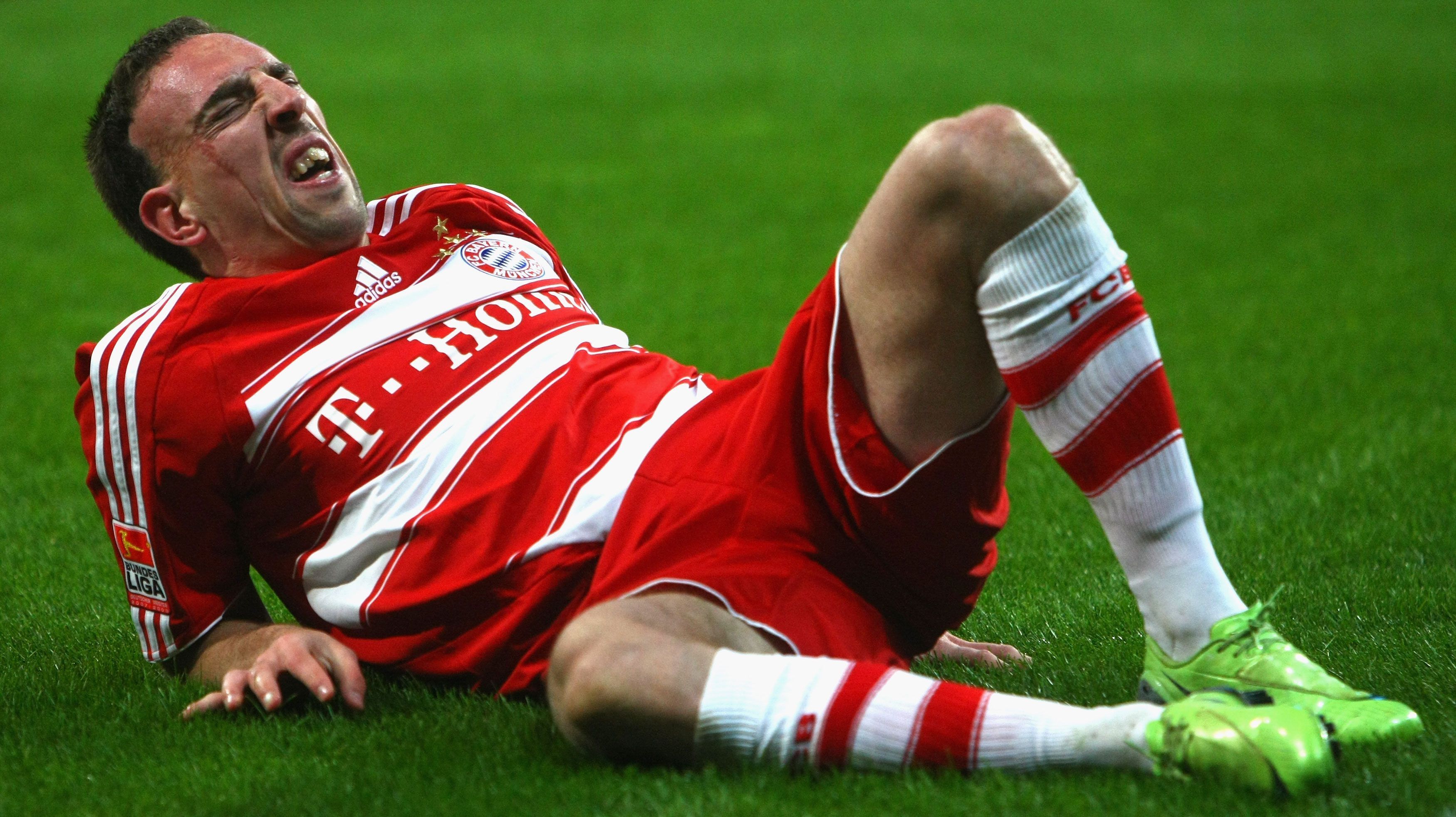 
                <strong>Rückenprobleme</strong><br>
                Rückenprobleme: Die Saison 2013/14 ist für Franck Ribery wegen Rückenproblemen eine Leidenszeit. Gleich drei Mal muss er deswegen passen - vom 23. bis 30. Januar 2014, 2. bis 30. März 2014 sowie 6. Juni bis 15. Juli 2014. Verpasste Spiele dadurch: 15.
              