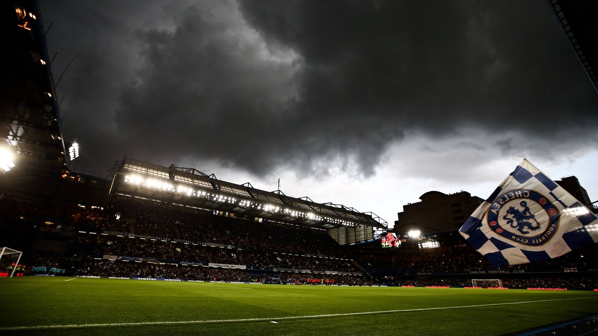 
                <strong>Deutschland stemmt sich gegen das Chelsea-Grauen</strong><br>
                Für die einen ist Chelsea ein nobler Stadtteil im Westen Londons. Für die anderen – insbesondere deutsche Fußball-Fans – stehen diese sieben Buchstaben für Trauma, Tragik und viele Tränen. Das darf sich im Achtelfinal-Rückspiel der Champions League nicht wiederholen! Borussia Dortmund muss an der Stamford Bridge das Viertelfinale klarmachen! Denn: Der deutsche Fußball hat genug gelitten. ran begibt sich auf den beschwerlichen Weg durchs Archiv und nennt (nicht ganz ernst gemeinte) Gründe, warum ganz Deutschland hinter dem BVB stehen muss.
              