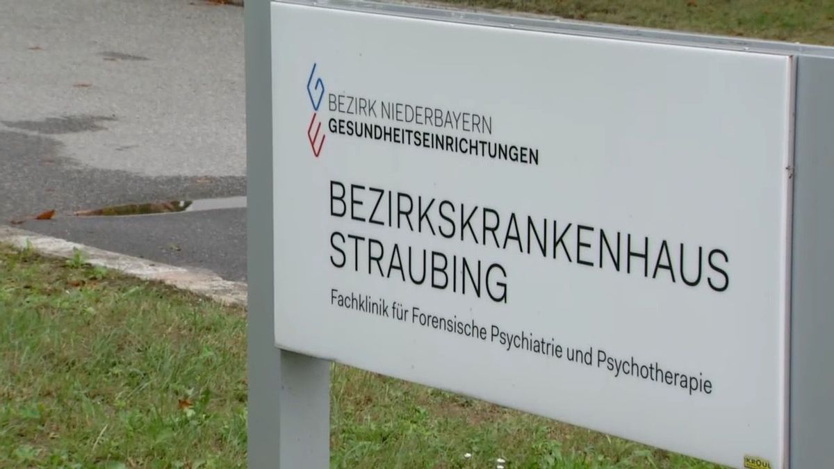 Schild vor dem Bezirkskrankenhaus Straubing