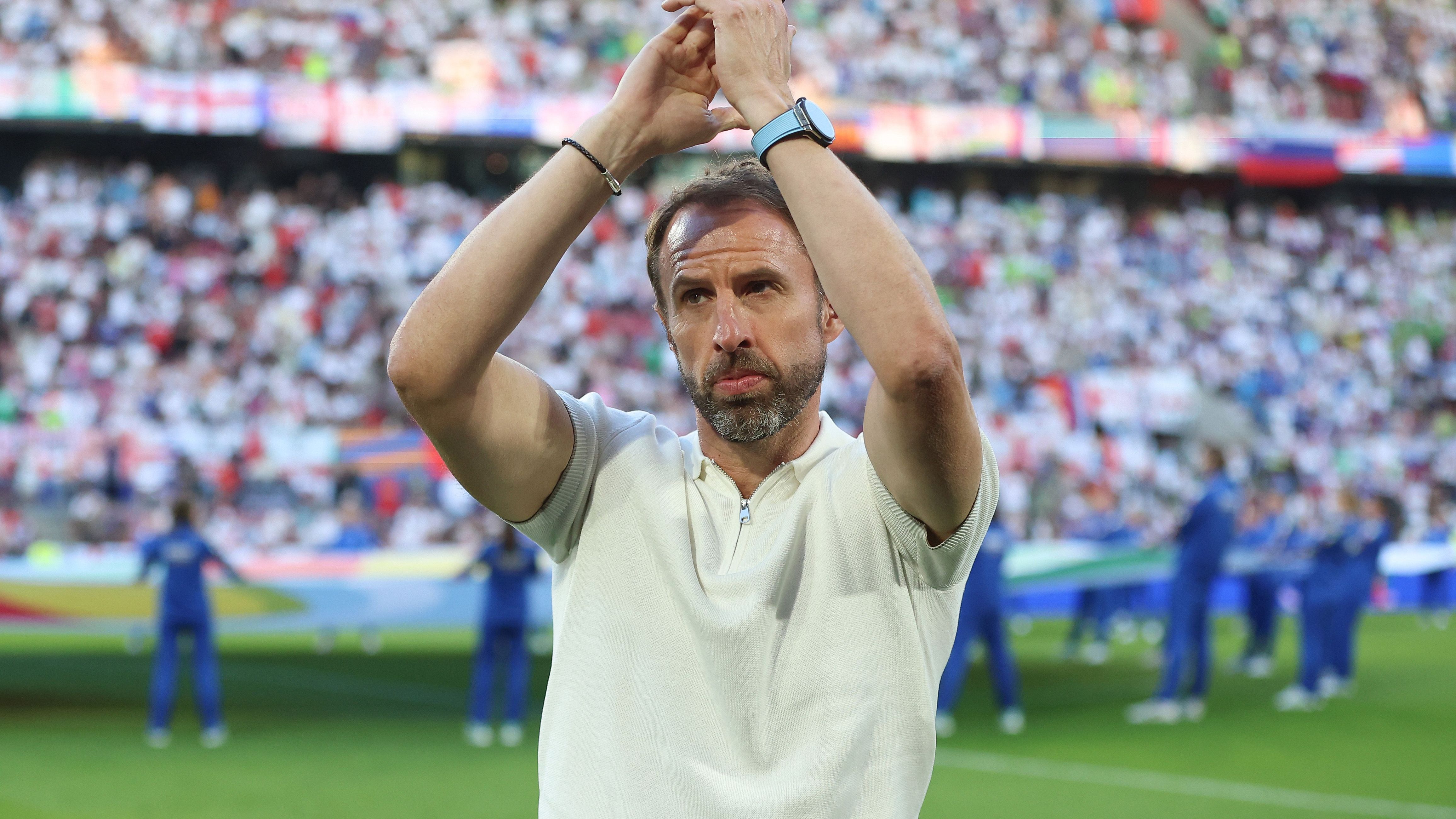 <strong>Gareth Southgate: Das Polohemd ist schuld!</strong><br>Von acht Turnierspielen im lässigen Polohemd konnte er hingegen nur vier gewinnen. Das Problem ist also erkannt, Southgate sollte sich für das Achtelfinale gegen die Slowakei dringend umziehen.