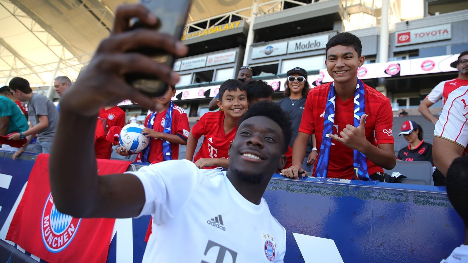 
                <strong>Alphonso Davies</strong><br>
                Geholt wurde Alphonso Davies als offensiver Flügelflitzer. Nach einigen eher ineffizienten Kurzeinsätzen des Talents in der vergangenen Saison bietet sich ihm nun aber wohl eine neue Perspektive: In den USA testete Niko Kovac den jungen Kanadier als Linksverteidiger auf der Alaba-Position. Lob bekam er dann von Alaba selbst: "Man hat sehr gut sehen können, was er für ein Potenzial und für eine Dynamik mitbringt. Er ist auf einem wirklich sehr, sehr guten Weg", sagte der Österreicher zu "Sport1". Außerdem kam Davies bei den Fans in den USA blendend an - schließlich kannten die ihn noch aus der heimischen MLS.
              