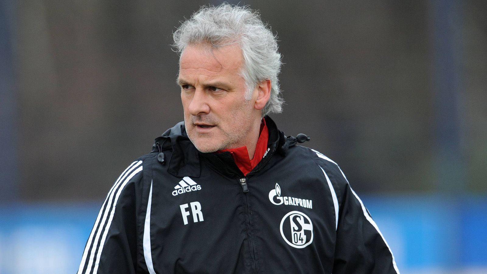 
                <strong>Fred Rutten (Schalke 04) </strong><br>
                Nachdem man mit Huub Stevens zwischen 1996 und 2002 eine echte, königsblaue Erfolgsgeschichte schreiben konnte, blieb das Engagement von dessen Landsmann Fred Rutten nur ein kurzes Gastspiel in der Schalker Vereinshistorie. Rutten kam im Sommer 2008 von Twente Enschede in den Ruhrpott, konnte die Erwartungen der Königsblauen allerdings nicht erfüllen. Bis zu seiner Entlassung im März 2009 holte Rutten in 25 Bundesligaspielen im Schnitt 1,48 Punkte.
              