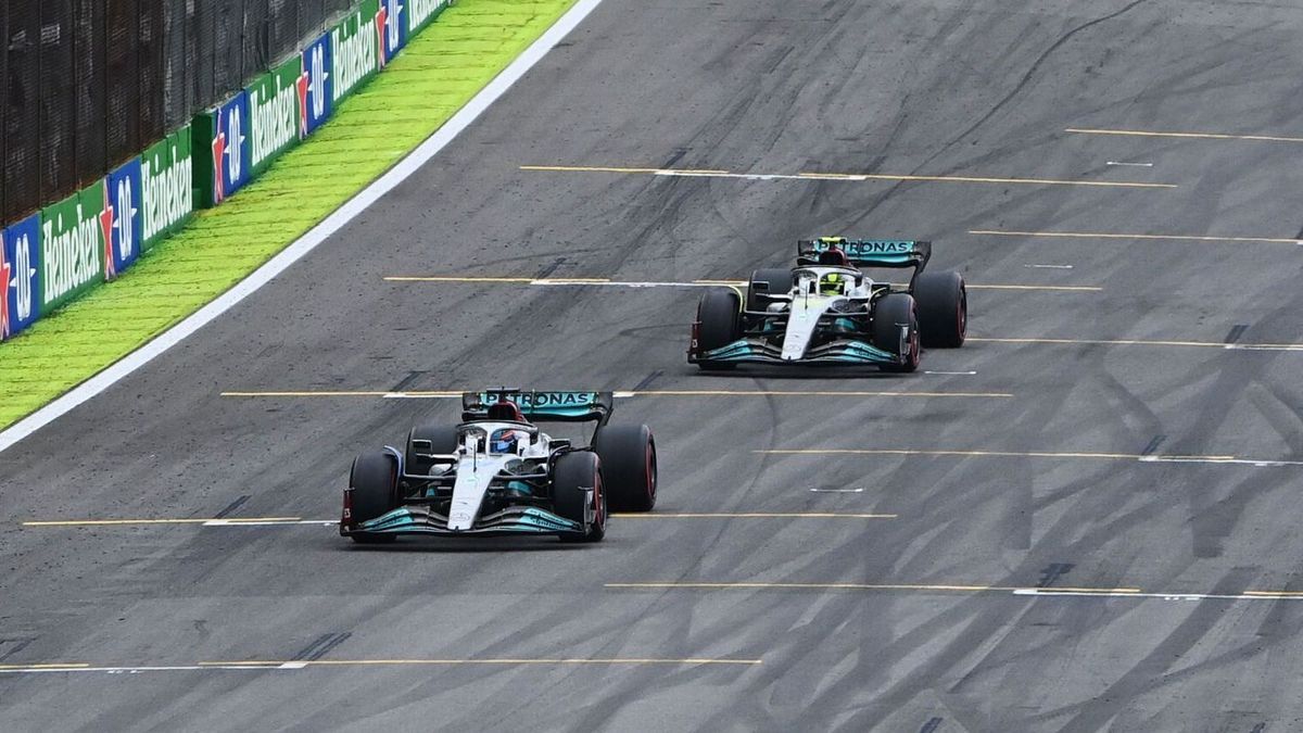Der Safety-Car-Neustart kurz vor Rennende: Lewis Hamilton jagt seinen Mercedes-Teamkollegen George Russell