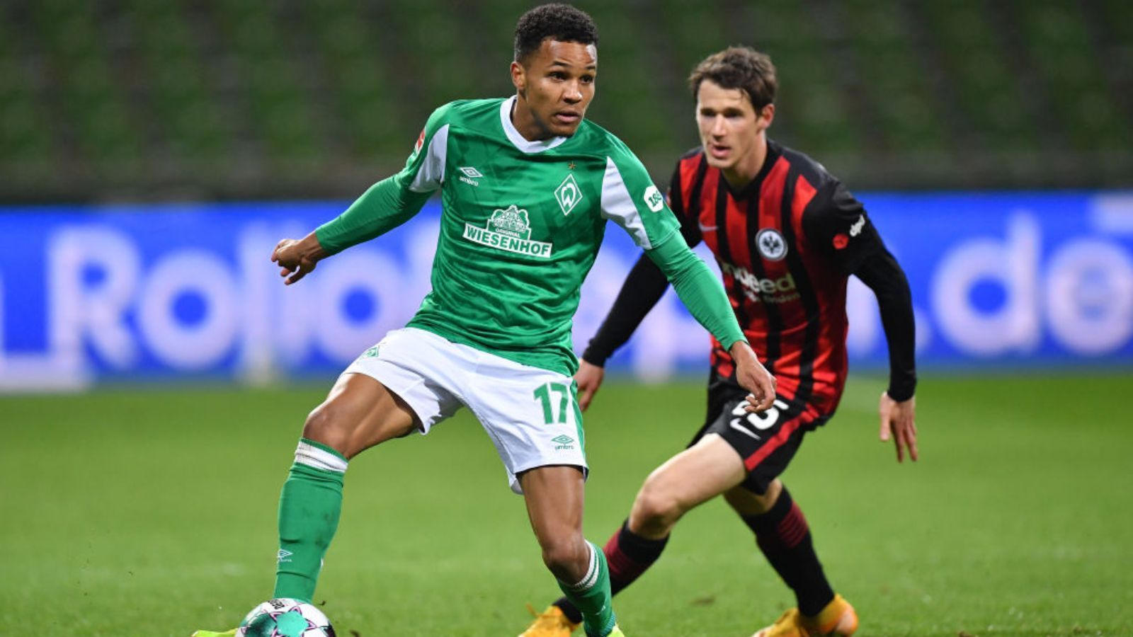 
                <strong>Felix Agu (Werder Bremen) - bei EM nicht dabei</strong><br>
                Mannschaftskamerad von Mbom bei Werder Bremen ist Felix Agu. Der linke Verteidiger spielte in der Vorsaison noch bei Zweitligist Osnabrück und überzeugte so sehr, dass sich Werder seine Dienste frühzeitig sicherte. Als sich Ludwig Augustinsson verletzte, vertrat ihn Agu hervorragend auf der linken Seite. Am 8. Spieltag beim FC Bayern gab er sein Bundesliga-Debüt, am 16. Spieltag gegen Augsburg erzielte der 21-Jährige sein Premierentor.
              