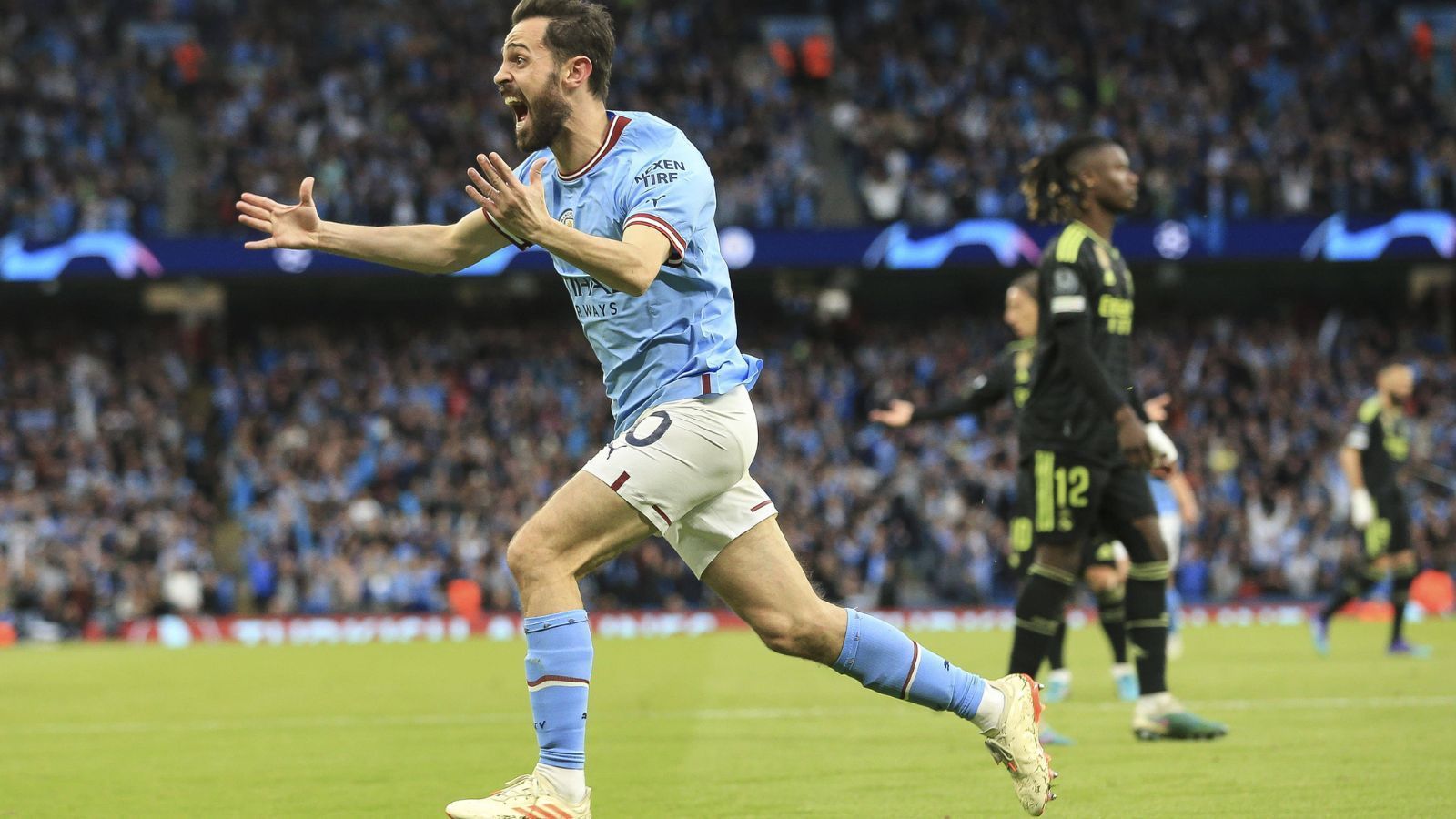 
                <strong>Mittelfeld: Bernardo Silva (Manchester City)</strong><br>
                Manchester Citys Zauberfuß. Silva beim Kicken zuzuschauen, macht einfach Spaß. Der Portugiese besiegte Real Madrid fast im Alleingang und spielte mit einer Passgenauigkeit von 90 Prozent die akkuratesten Offensiv-Pässe der Champions-League-Saison. Angeblich möchte Paris Saint-Germain ihn als Messi-Erbe verpflichten - damit ist wohl alles gesagt.
              