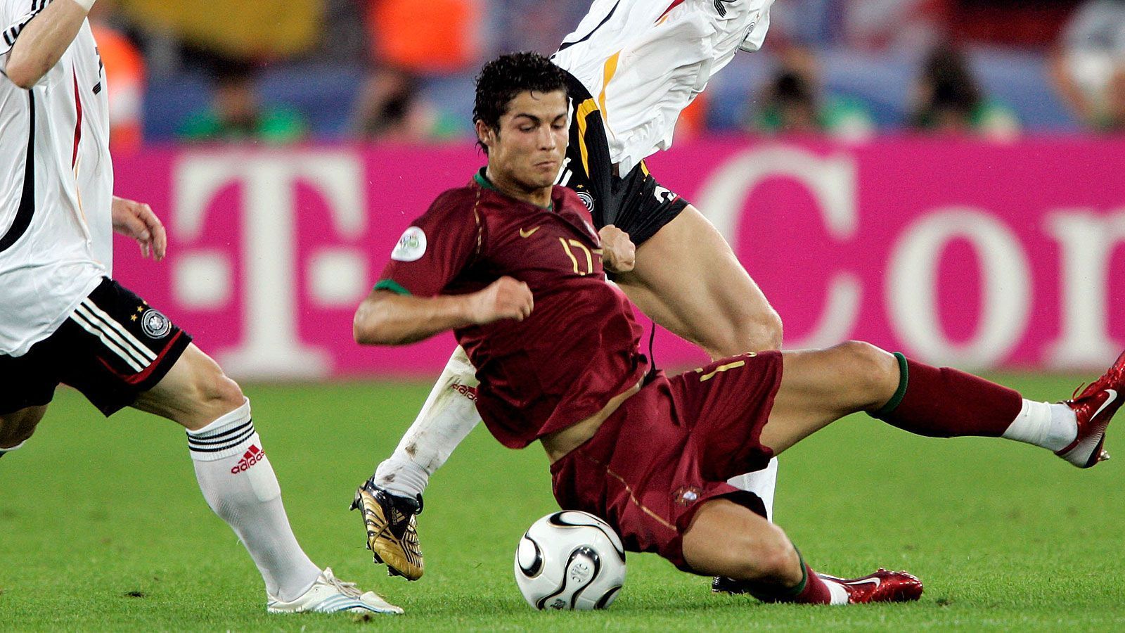 
                <strong>Ronaldo bei der WM 2006</strong><br>
                Platz vier (1:3 gegen Deutschland)484 Einsatzminuten (sechs Partien, im dritten Gruppenspiel geschont)ein Tor
              