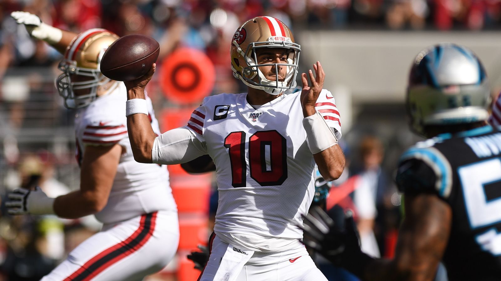 
                <strong>Denver Broncos</strong><br>
                Die Denver Broncos haben erst in der letzten Saison für Teddy Bridgewater getradet. Es wird spannend zu sehen sein, ob sie ein weiteres Jahr mit ihm als Starting Quarterback angehen werden oder vielleicht doch versuchen für Garoppolo zu traden. Sicher ist nur, dass Back-Up Drew Lock nicht die Lösung auf der Quarterback-Position der Broncos ist. Insgesamt wird es wohl darauf ankommen, wie die Broncos unter Bridgewater die Saison beenden und ob ein noch größerer Name wie zum Beispiel Aaron Rodgers zu haben sein wird.
              