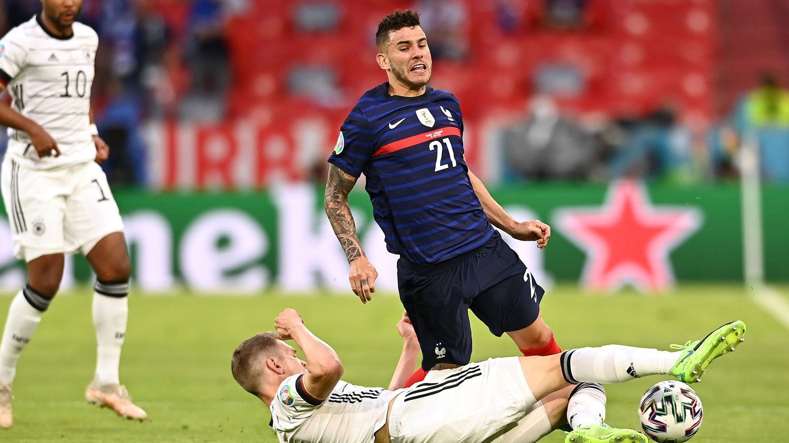 
                <strong>Lucas Hernandez (Frankreich)</strong><br>
                Marschiert die linke Seite immer wieder aufs Neue hoch und runter, wirkt in seinem Heim-Stadion extrem motiviert und bereitet dann auch folgerichtig das Eigentor von Mats Hummels zum 1:0 für Frankreich vor. Ein starker Auftritt. ran-Note: 2
              