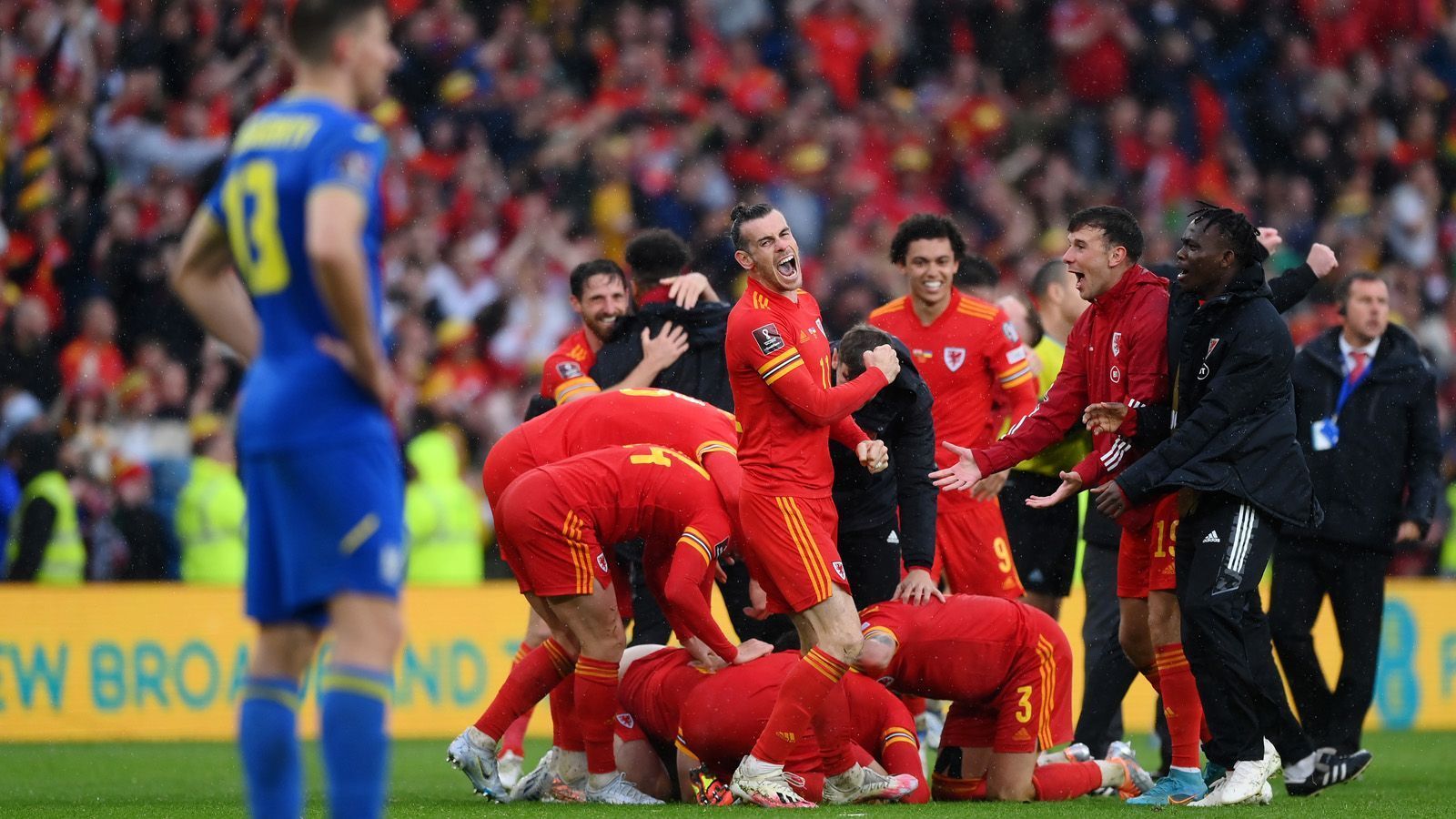 
                <strong>Drama in Wales! WM in Katar ohne die Ukraine</strong><br>
                Die Enttäuschung ist groß bei der Ukraine, ein Sieg hat gefehlt: Wales hat sich durch ein umkämpftes und dramatisches 1:0 das WM-Ticket gesichert. ran hat die besten Bilder zu dem emotionalen Spiel gesammelt.ranHilft: Hier für die Menschen in der Ukraine spenden!
              