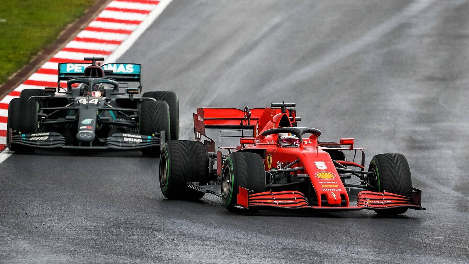 
                <strong>Formel 1</strong><br>
                Sebastian Vettel bezeichnete die 1,6-Liter-V6-Turbomotoren der Formel 1 mal vor einigen Jahren als "Staubsauger". Ganz so schlimm ist es nicht. 2017 wurden die Boliden in Australien offiziell gemessen: Der damalige Force India (heute Racing Point) war mit 117,9 Dezibel das lauteste Auto. Und damit lauter als ein Staubsauger.
              