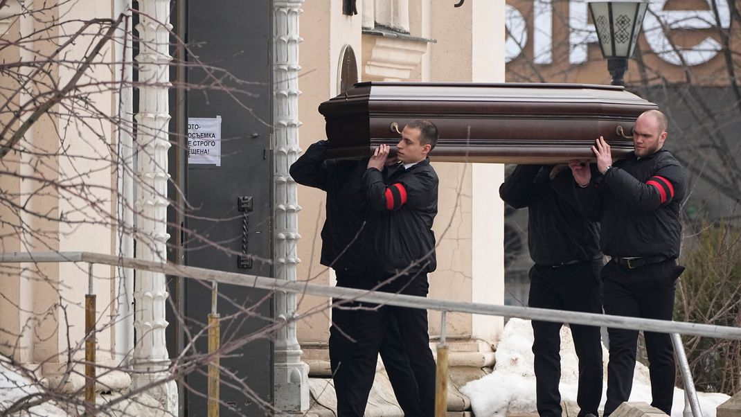 Männer tragen den Sarg des russischen Oppositionsführers Alexej Nawalny in die Kirche.