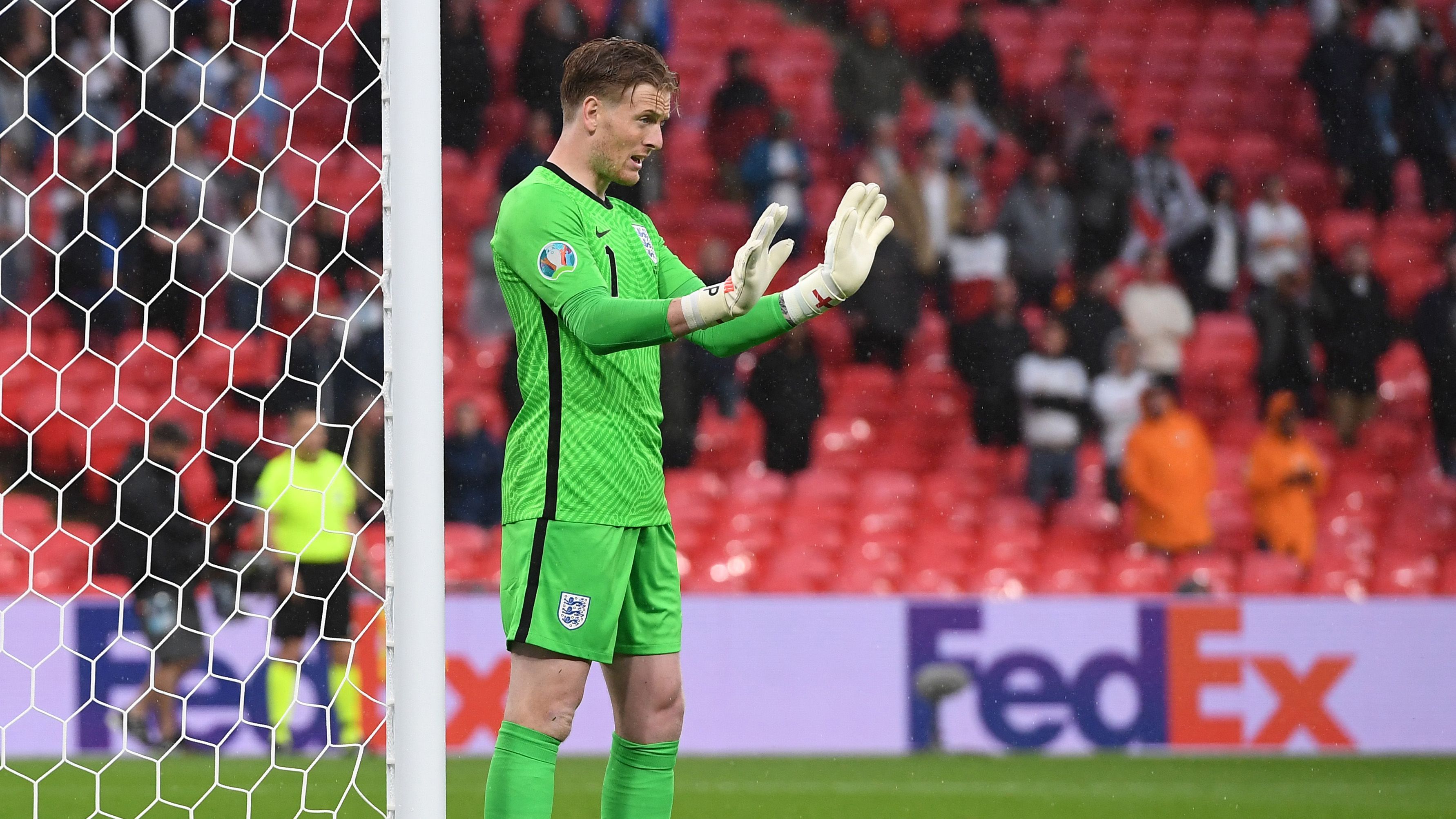 
                <strong>Jordan Pickford</strong><br>
                Bekommt gegen die defensiv eingestellten Schotten nicht viel zu tun, ist in der 30. Minute dann aber auf der Hut und pariert einen Abschluss von Stephen O'Donnell reaktionsschnell. In der Folge weitestgehend beschäftigungslos, macht über die gesamte Partie aber einen ruhigen Eindruck und versucht als Leader seine Vorderleute immer wieder anzupeitschen. ran-Note: 2
              