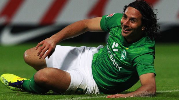 
                <strong>Platz 14: Claudio Pizarro (Werder Bremen)</strong><br>
                Der 38-Jährige müsste in jeder Schönheitsumfrage auf Platz eins stehen - zumindest wenn es nach unserer Redakteurin geht. Im "Mafo"-Ranking belegt er immerhin Rang 14.
              