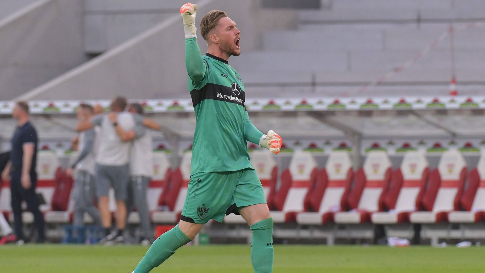 
                <strong>Florian Müller (VfB Stuttgart)</strong><br>
                Steht anstelle des verletzten Bredlow erstmals seit Anfang Februar wieder im VfB-Tor. Anfangs völlig beschäftigungslos, lädt er den HSV mit einer Schlampigkeit im Spielaufbau (34.) fast zum Ausgleich ein. Stark seine Parade gegen Glatzel (58.), lässt einen Schuss des HSV-Angreifers später aber gefährlich nach vorne abklatschen (72.). ran-Note: 3
              