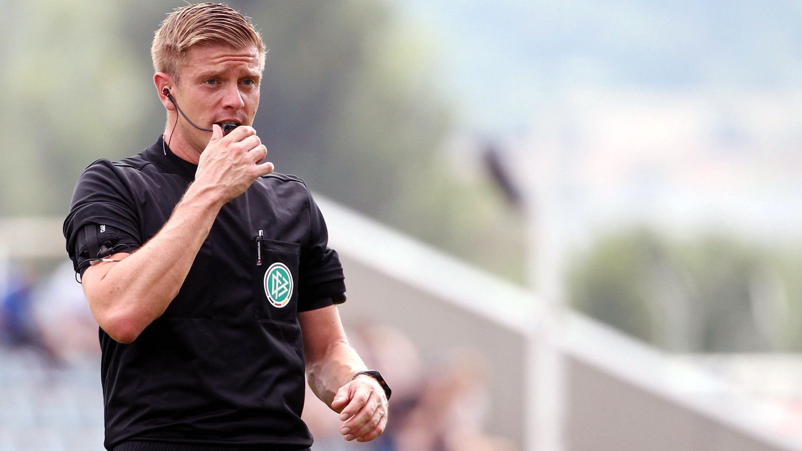 
                <strong>Robert Schröder (Hannover)</strong><br>
                Alter: 32 JahreBeruf: Angestellter beim DFBIn der Bundesliga seit: 2018
              