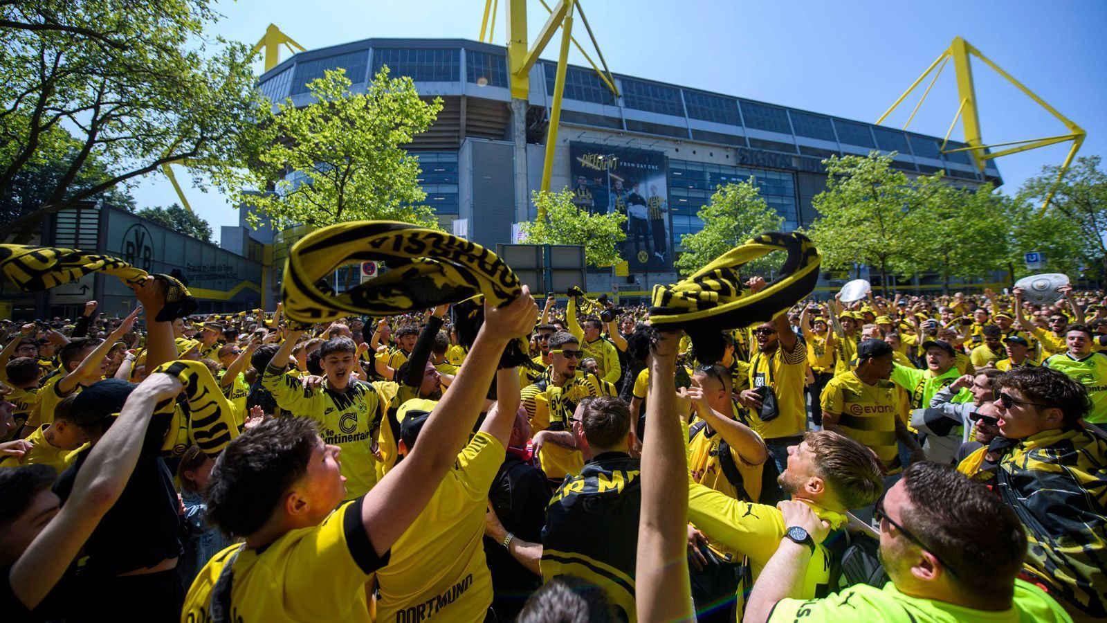 
                <strong>Laut ChatGPT: Die besten Namen für die Stadien der 18 Vereine</strong><br>
                Die deutschen EM-Stadien werden 2024 für das Turnier teilweise umbenannt. Doch wie lauten die besten Namen für die Arenen der 18 Bundesligisten, die zum Großteil von Sponsorennamen verschandelt werden? Wir haben die Künstliche Intelligenz befragt - und ChatGPT hat geliefert.
              