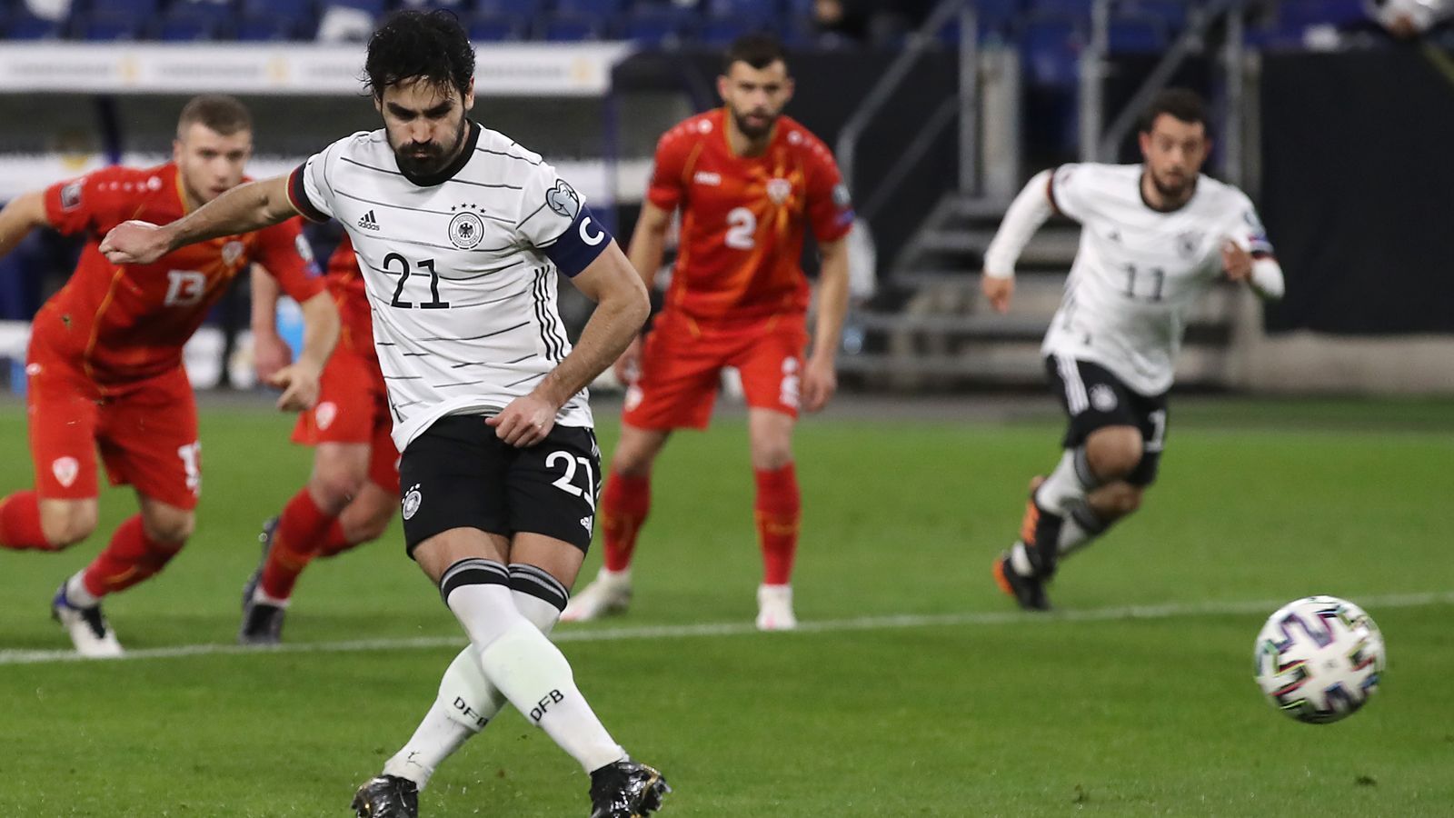 
                <strong>Ilkay Gündogan </strong><br>
                Auch Ilkay Gündogan musste zuletzt unmittelbar vor der EM-Kader-Nominierung bei einem Spiel seines Klubs Manchester City verletzungsbedingt vorzeitig ausgewechselt werden. Dennoch dürfte der amtierende englische Meister rechtzeitig für die Nationalmannschaft wieder fit sein. Bislang bestritt Gündogan 45 Länderspiele für Deutschland. 
              