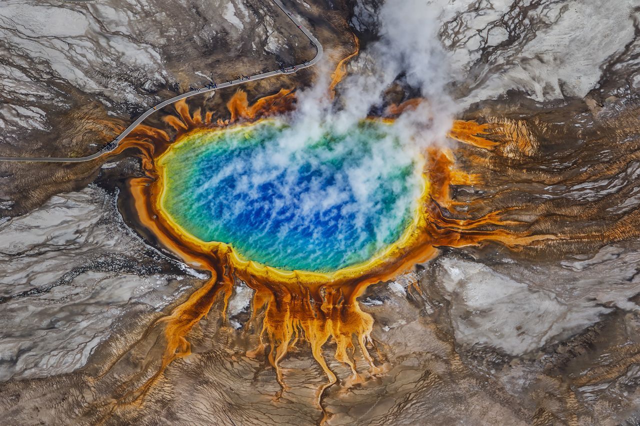 Sind wir noch auf der Erde? Ja, und zwar im amerikanischen Yellowstone-Nationalpark. Die Thermalquelle "Grand Prismatic Spring" leuchtet in den knalligsten Farben, über ihr wabert mystischer Nebel. Grund für ihr farbenfrohes Gewand sind Mikro-Organismen: Je nach Temperatur verändert sich ihr Gehalt der natürlichen Farbstoffe Chlorophyll und Carotinoiden. Das Wasser färbt sich grün, gelb oder rot. In der Mitte der Quelle ist d