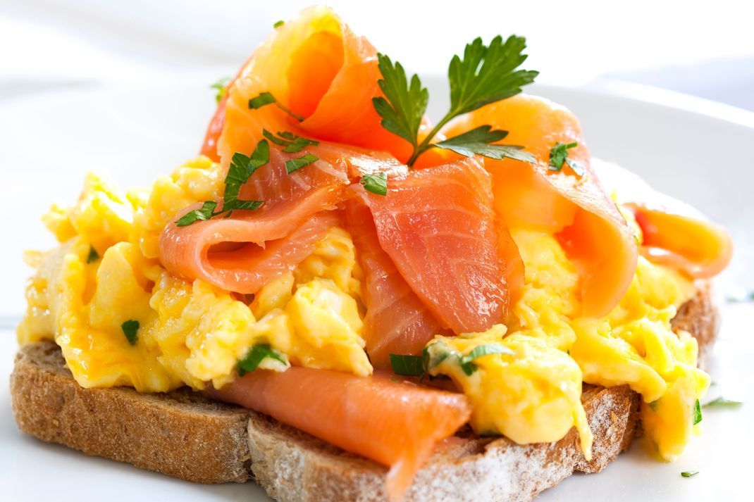 Rührei mit Räucherlachs auf Sauerteigbrot: An Hangover-Tagen ein Gedicht…