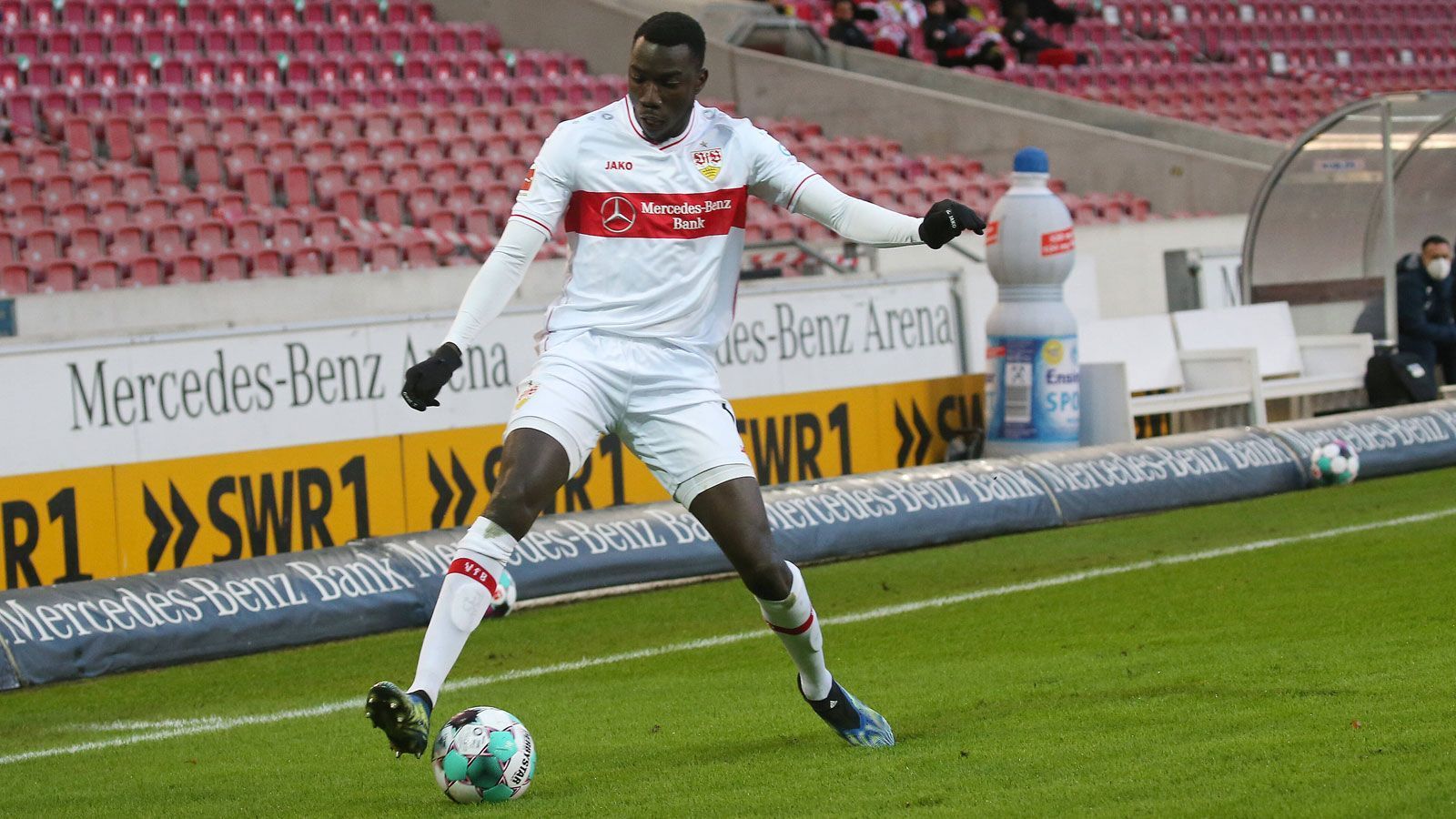 
                <strong>Angriff: Silas Wamangituka (VfB Stuttgart)</strong><br>
                Der pfeilschnelle Kongolese war an mehr als einem Drittel der VfB-Treffer direkt beteiligt (16 von 47), absolvierte die drittmeisten Sprints der Liga und sorgt mit seinen tiefen Läufen für stetige Gefahr beim Gegner.
              